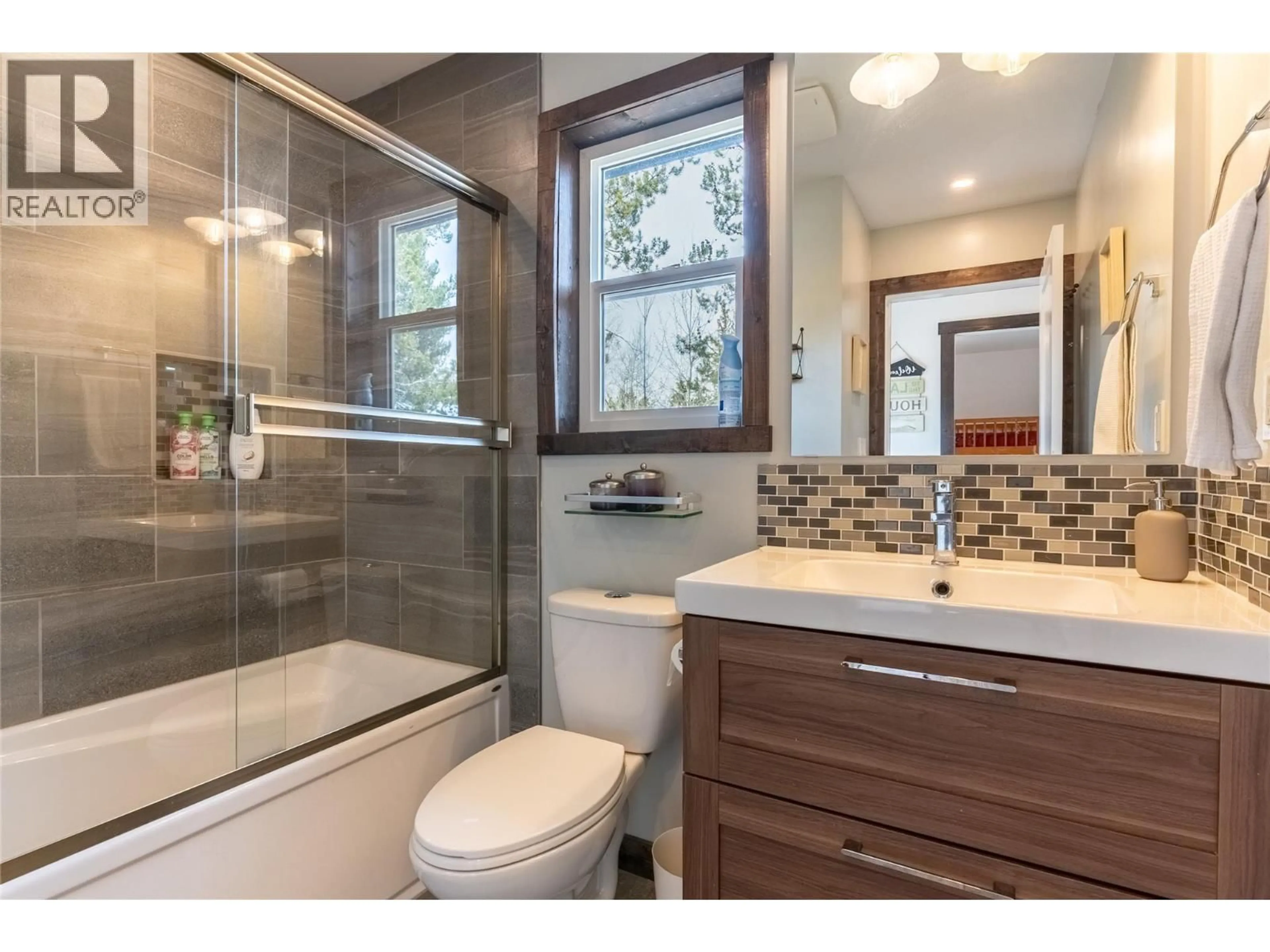 Contemporary bathroom, ceramic/tile floor for 3888 LOOKOUT DRIVE, Kamloops British Columbia V1S1Y8