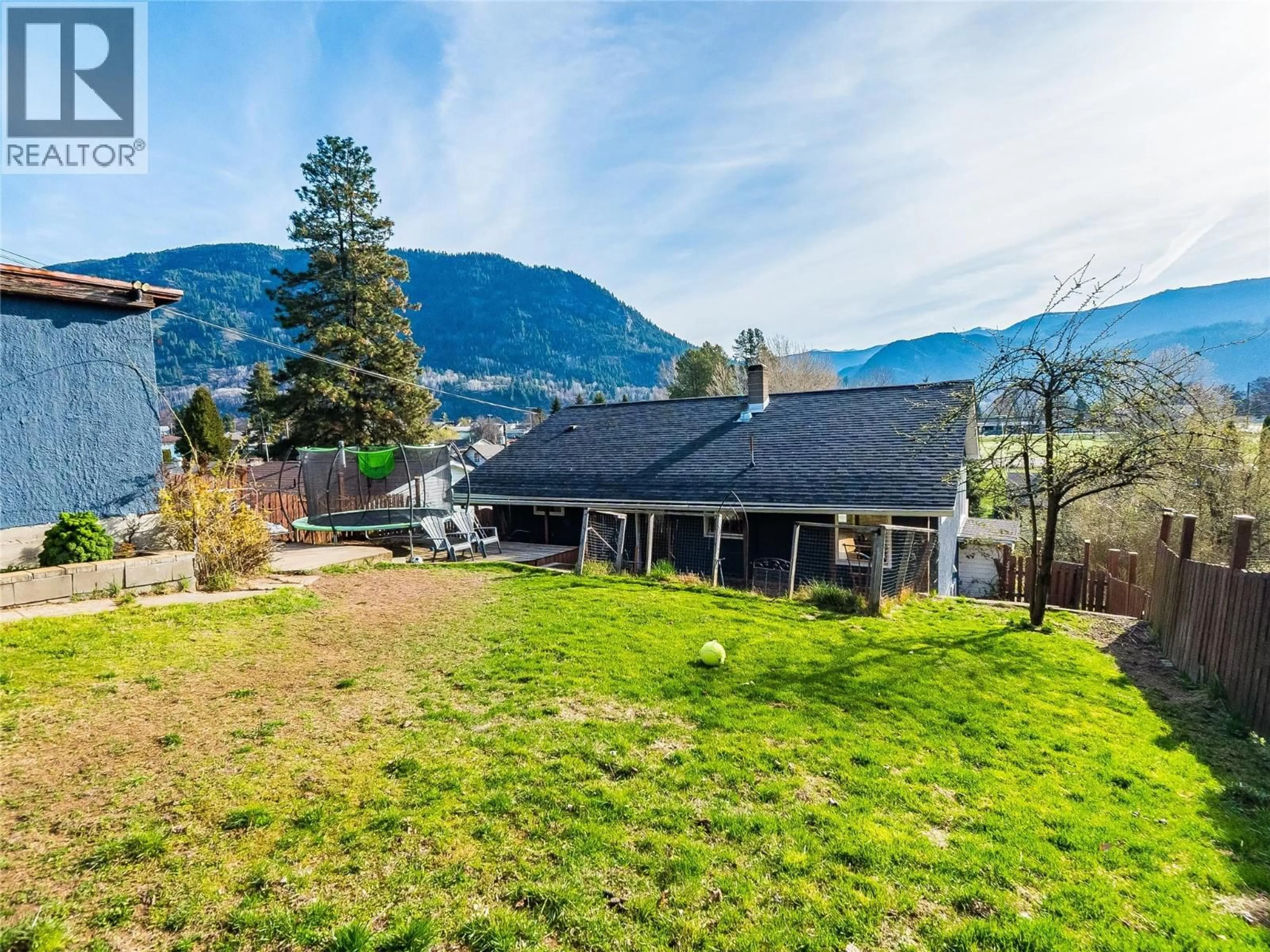A pic from outside/outdoor area/front of a property/back of a property/a pic from drone, mountain view for 650 9TH AVENUE, Castlegar British Columbia V1N1M4