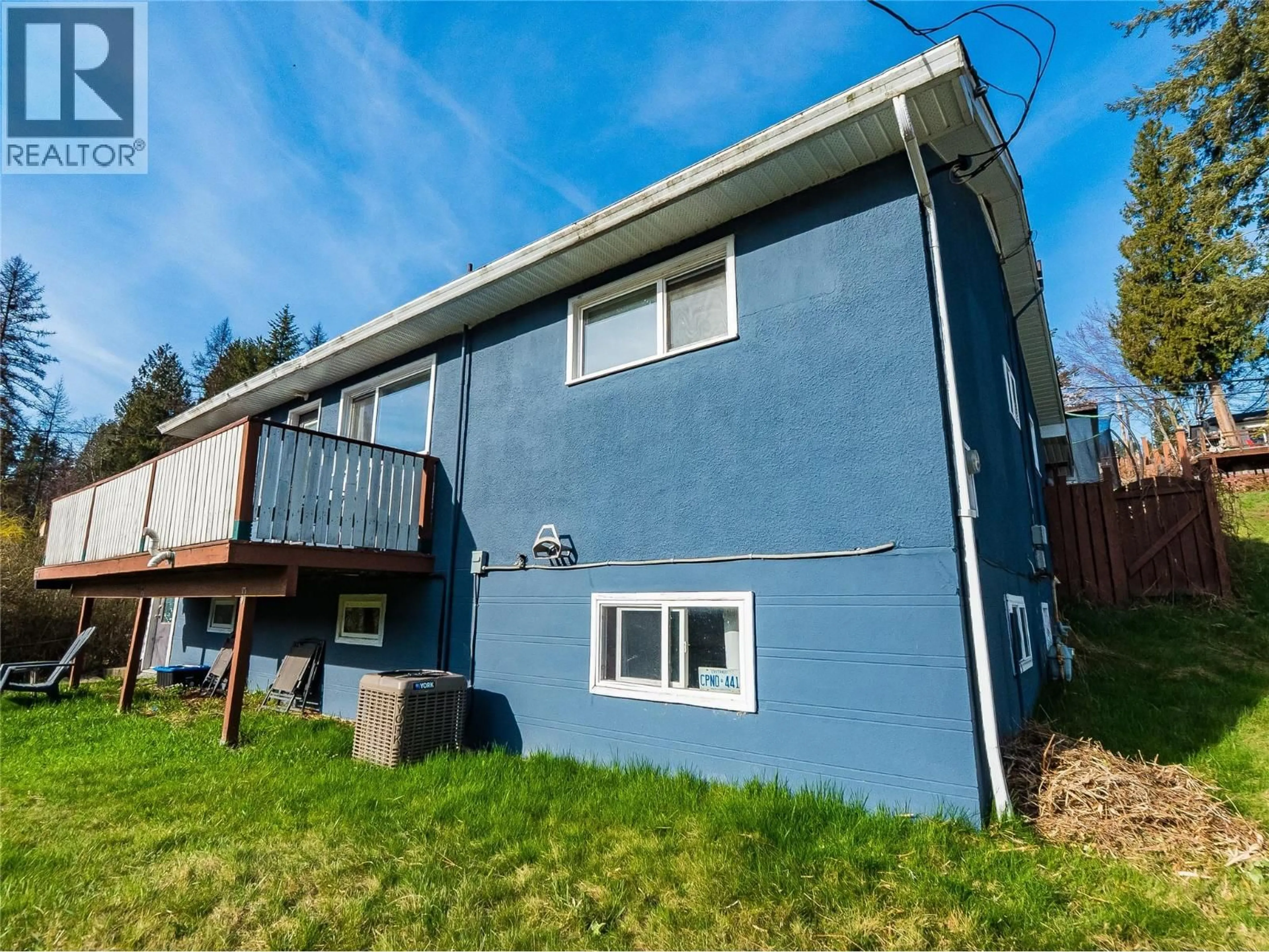 A pic from outside/outdoor area/front of a property/back of a property/a pic from drone, building for 650 9TH AVENUE, Castlegar British Columbia V1N1M4