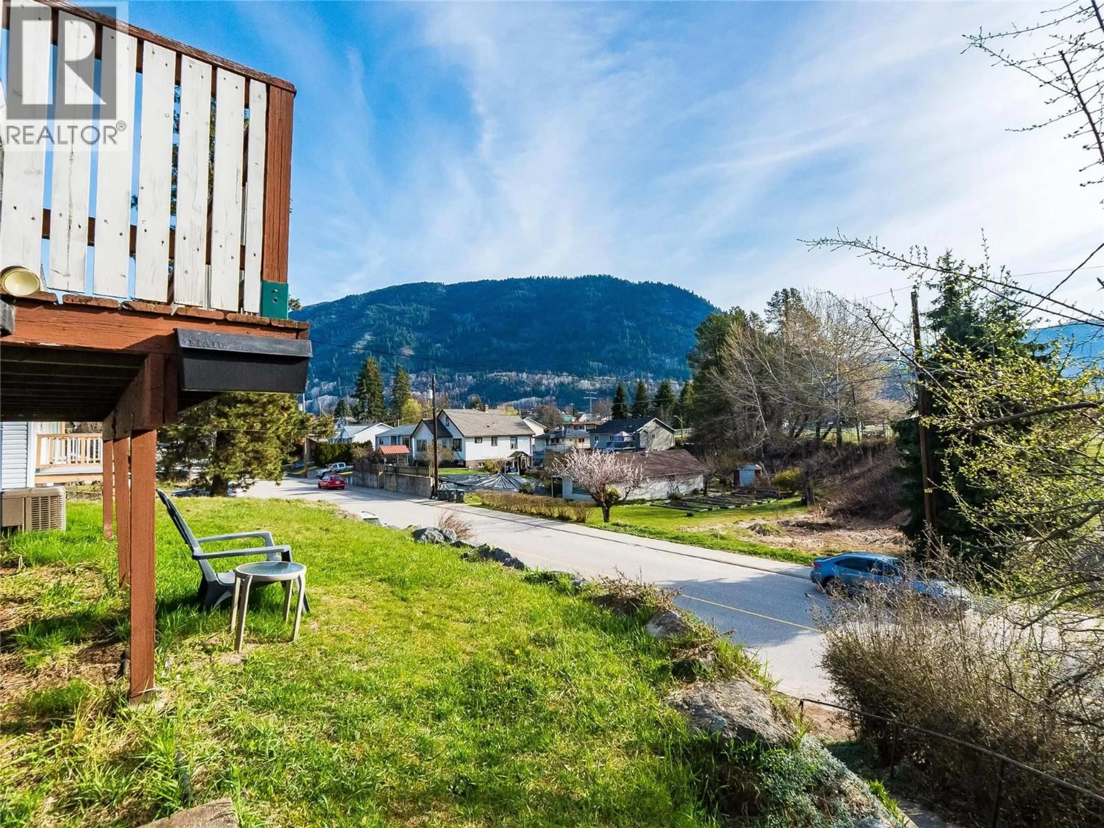 Patio, mountain view for 650 9TH AVENUE, Castlegar British Columbia V1N1M4