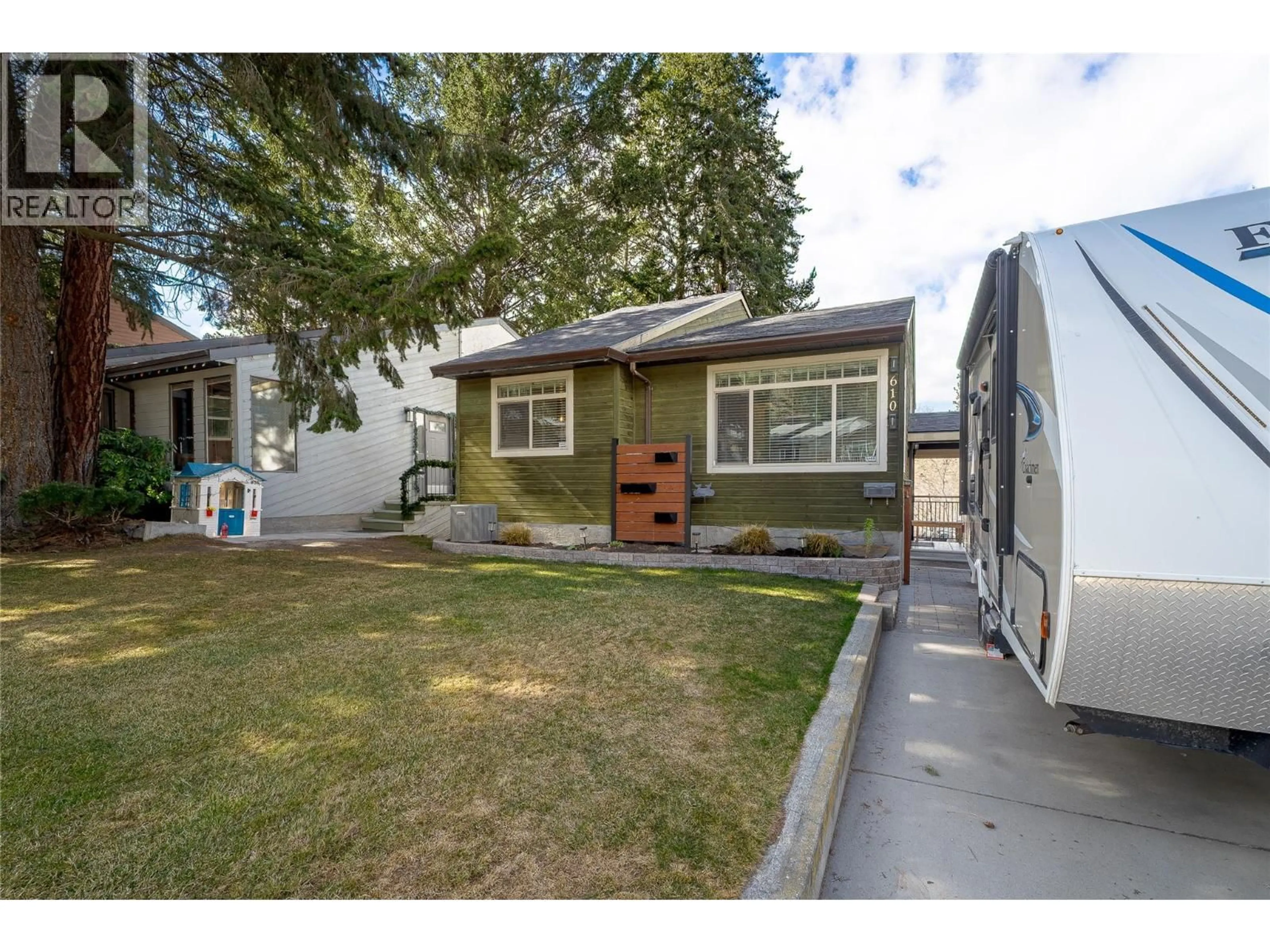 Home with vinyl exterior material, street for 610 GLENEAGLES DRIVE, Kamloops British Columbia V2E1Z1