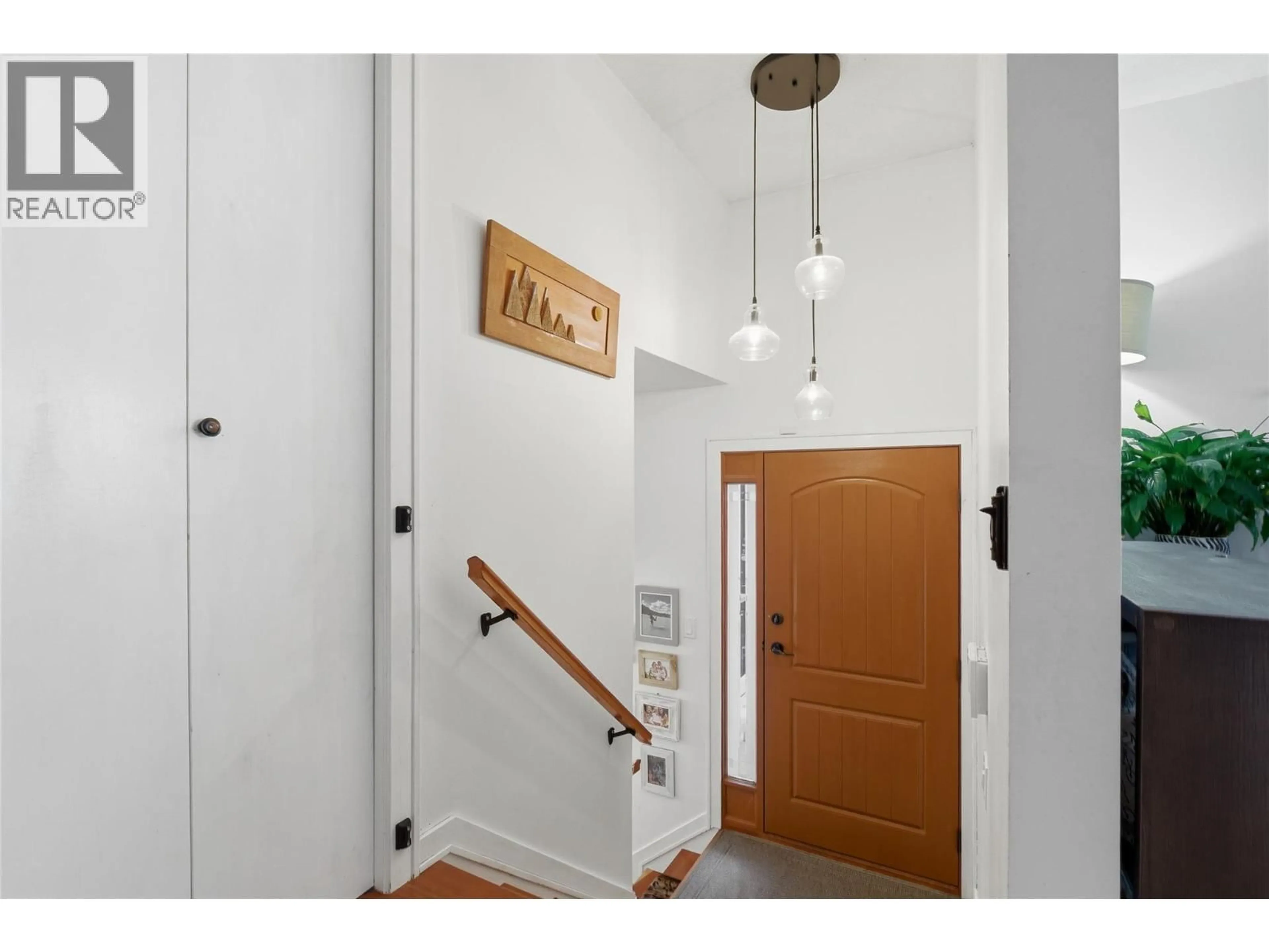 Indoor entryway for 610 GLENEAGLES DRIVE, Kamloops British Columbia V2E1Z1