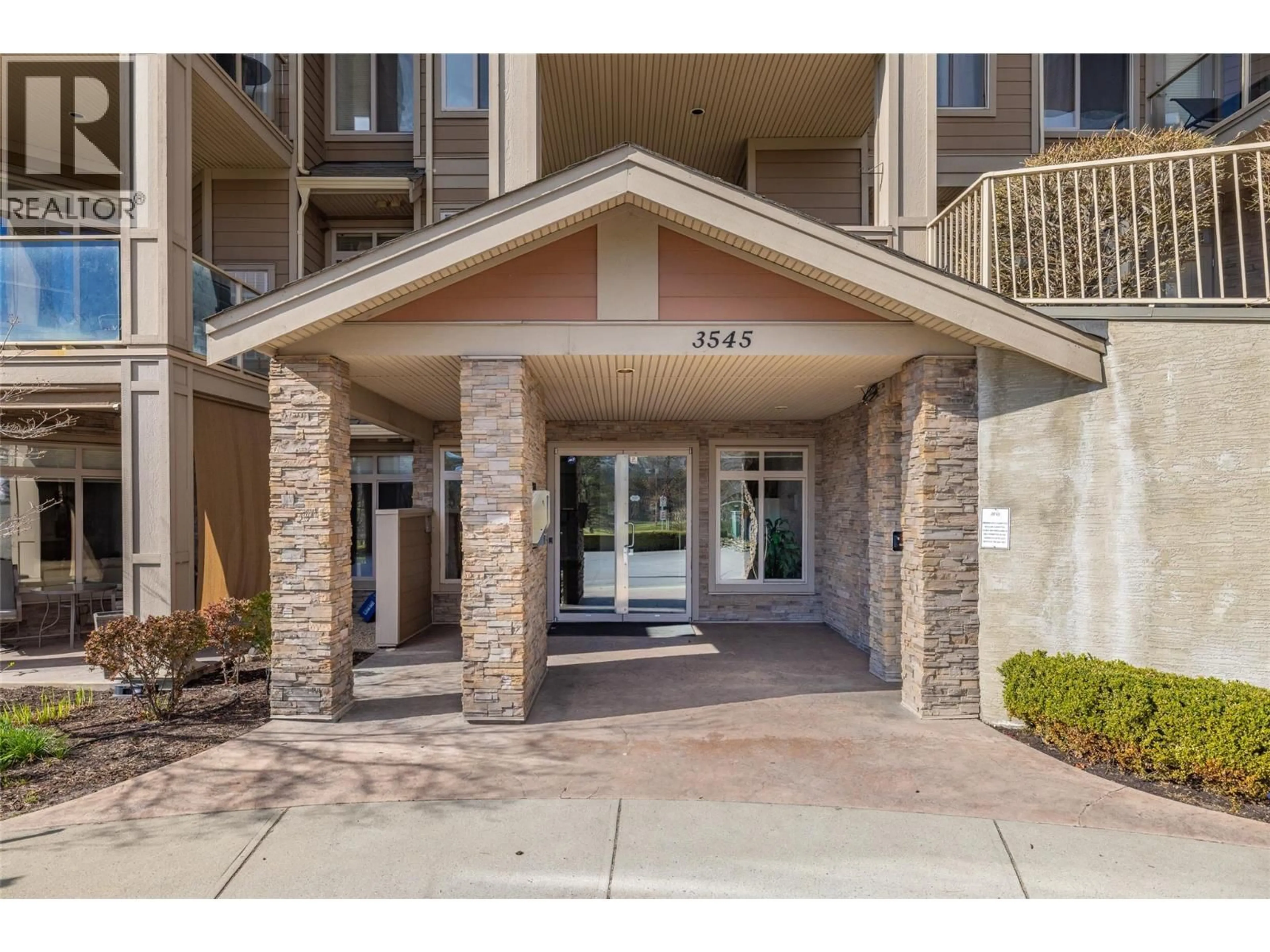 Indoor foyer for 102 - 3545 CARRINGTON ROAD, West Kelowna British Columbia V4T3A9