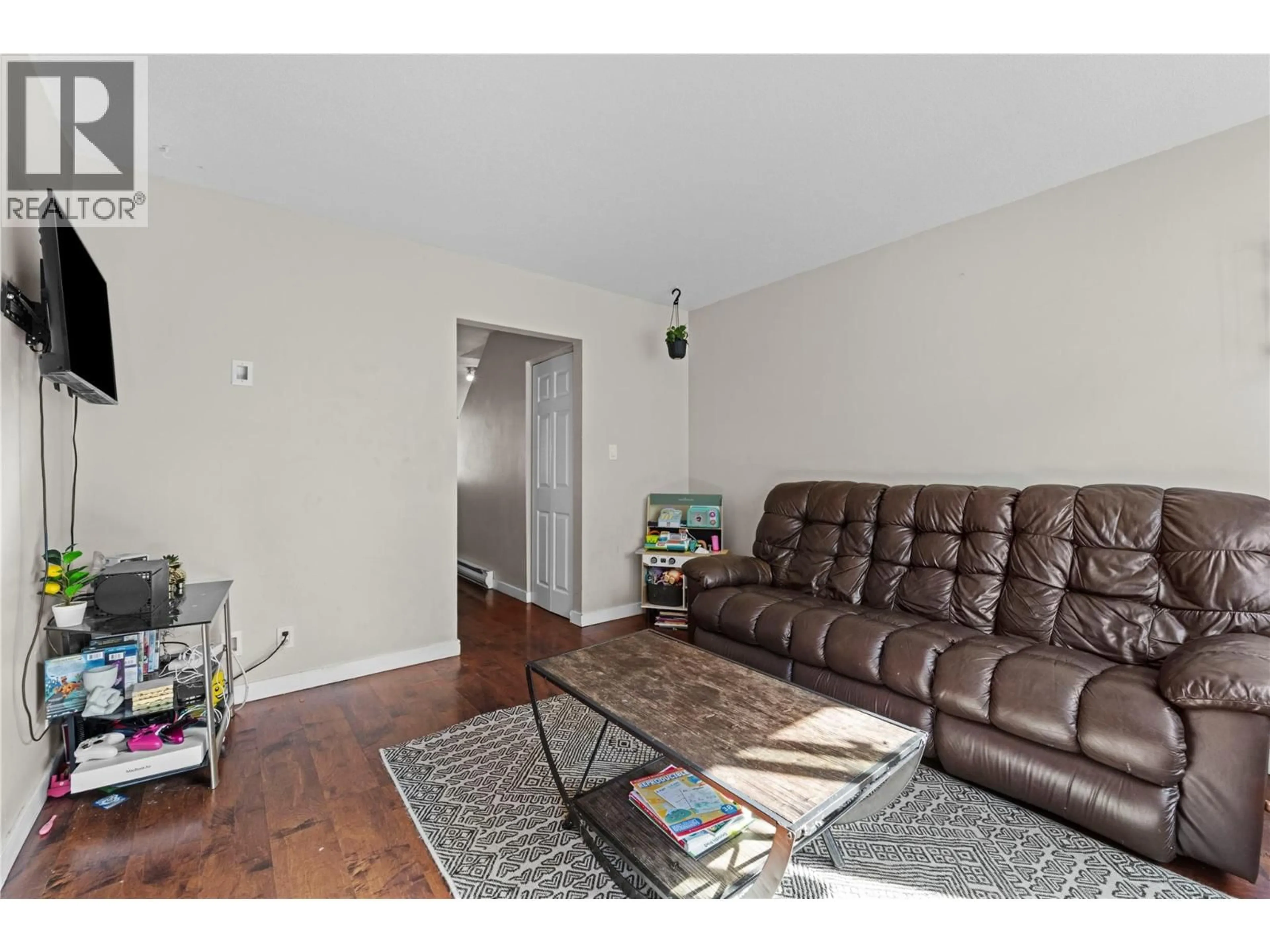 Living room with furniture, wood/laminate floor for 4 - 700 COLLINGWOOD DRIVE, Kamloops British Columbia V2B6B9