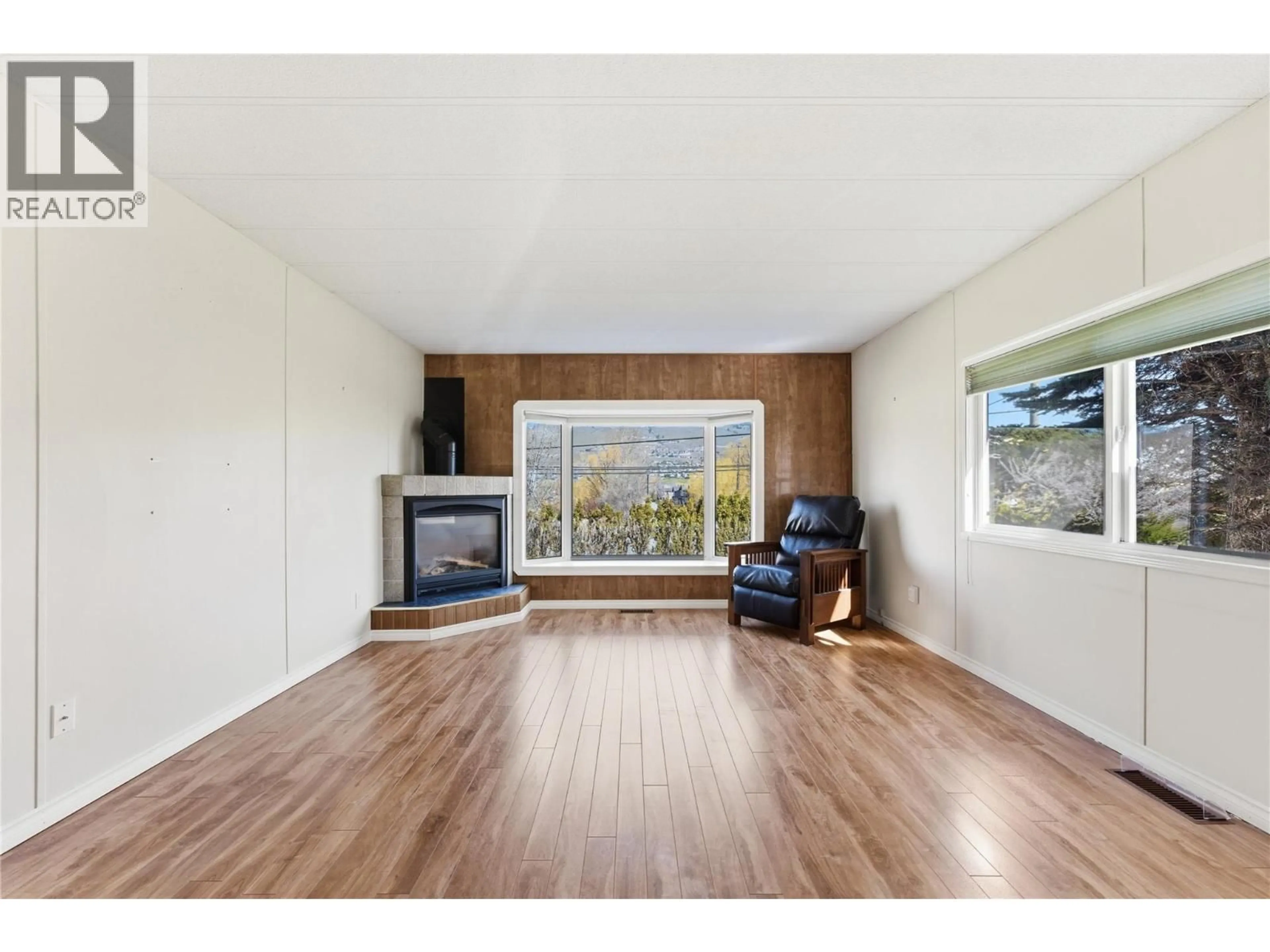 Living room with furniture, wood/laminate floor for 13 - 6902 OKANAGAN LANDING ROAD, Vernon British Columbia V1H1X4