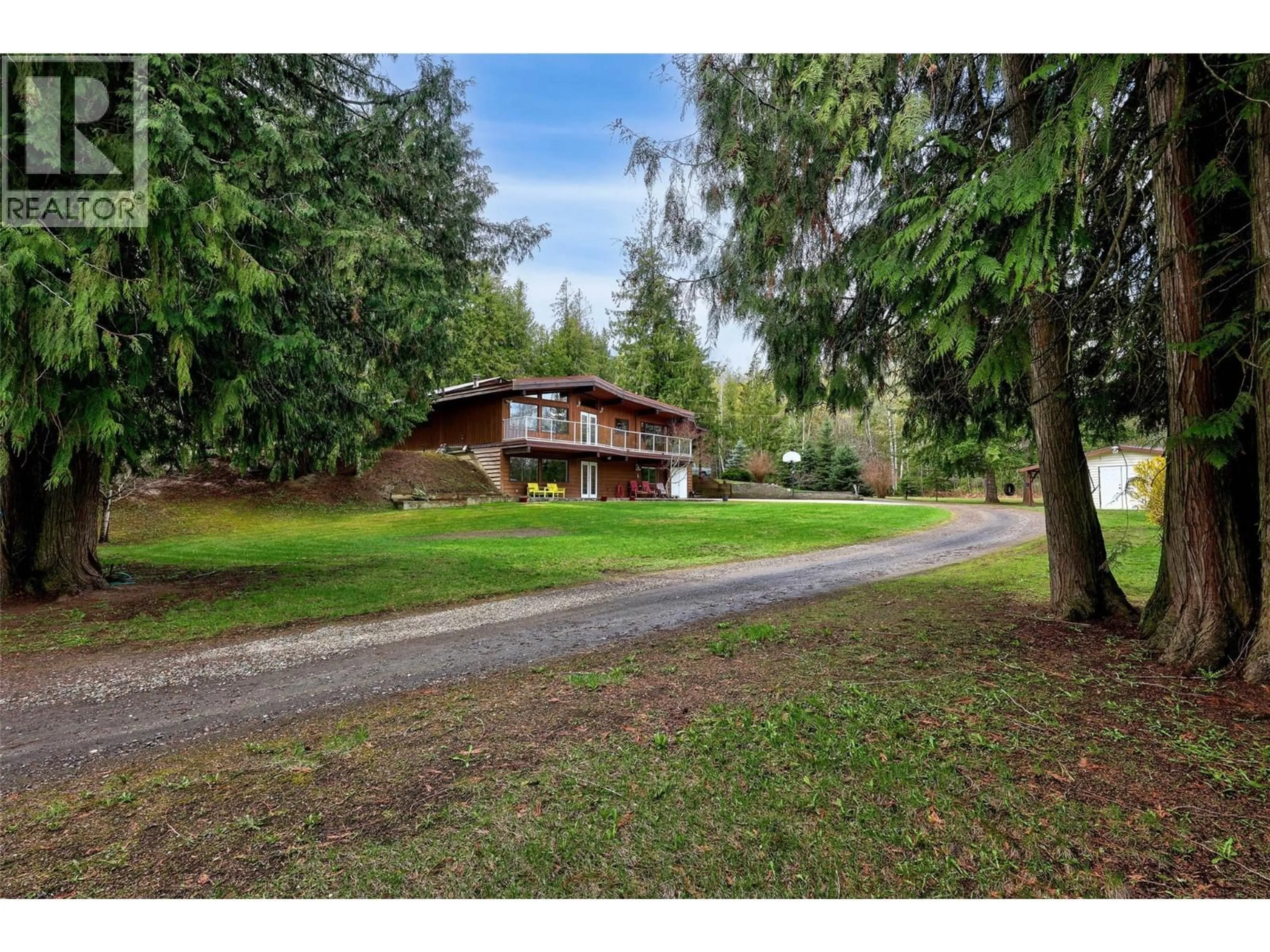 A pic from outside/outdoor area/front of a property/back of a property/a pic from drone, unknown for 906 DILWORTH ROAD, Sorrento British Columbia V0E2W1