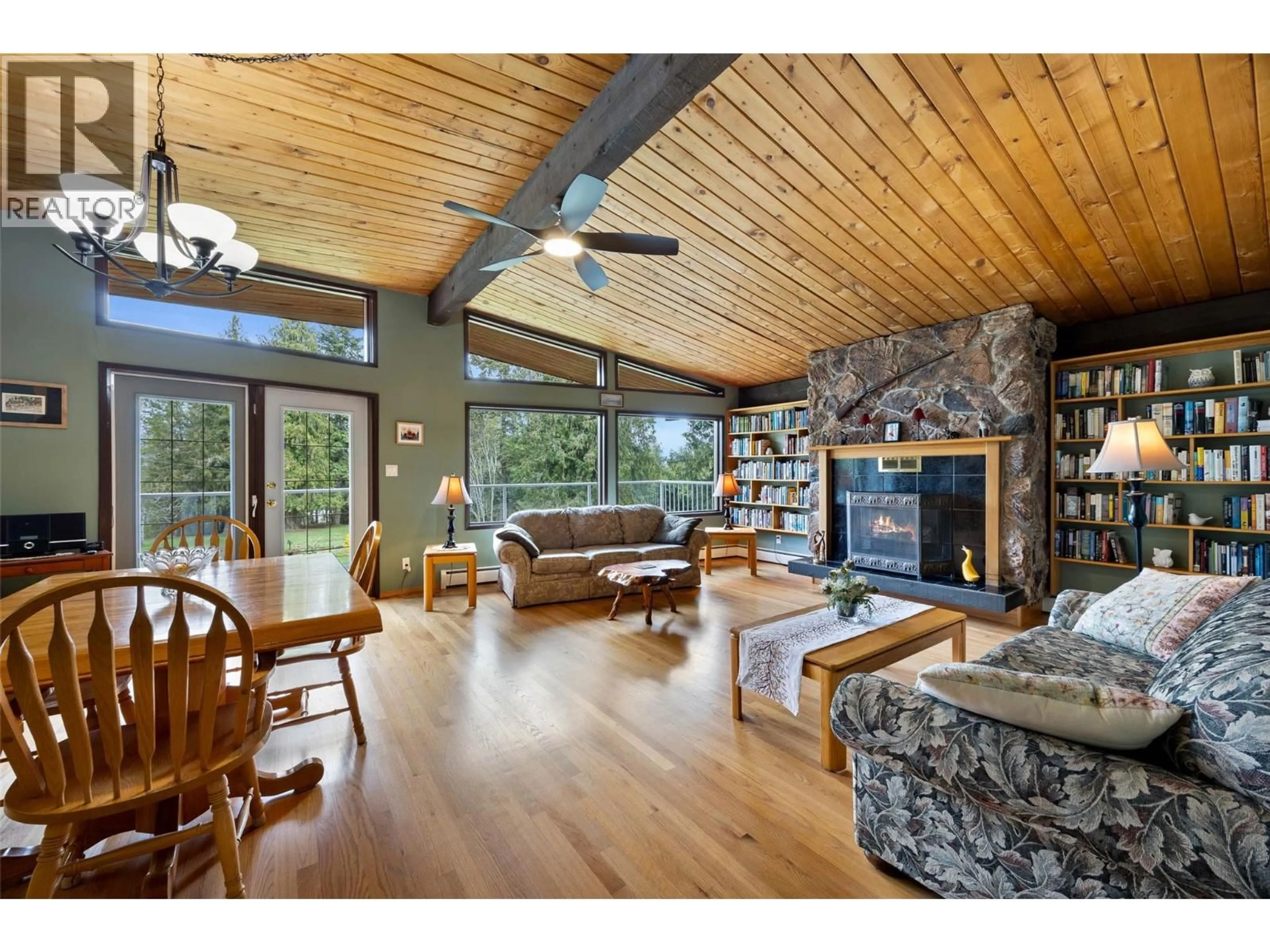 Living room with furniture, wood/laminate floor for 906 DILWORTH ROAD, Sorrento British Columbia V0E2W1