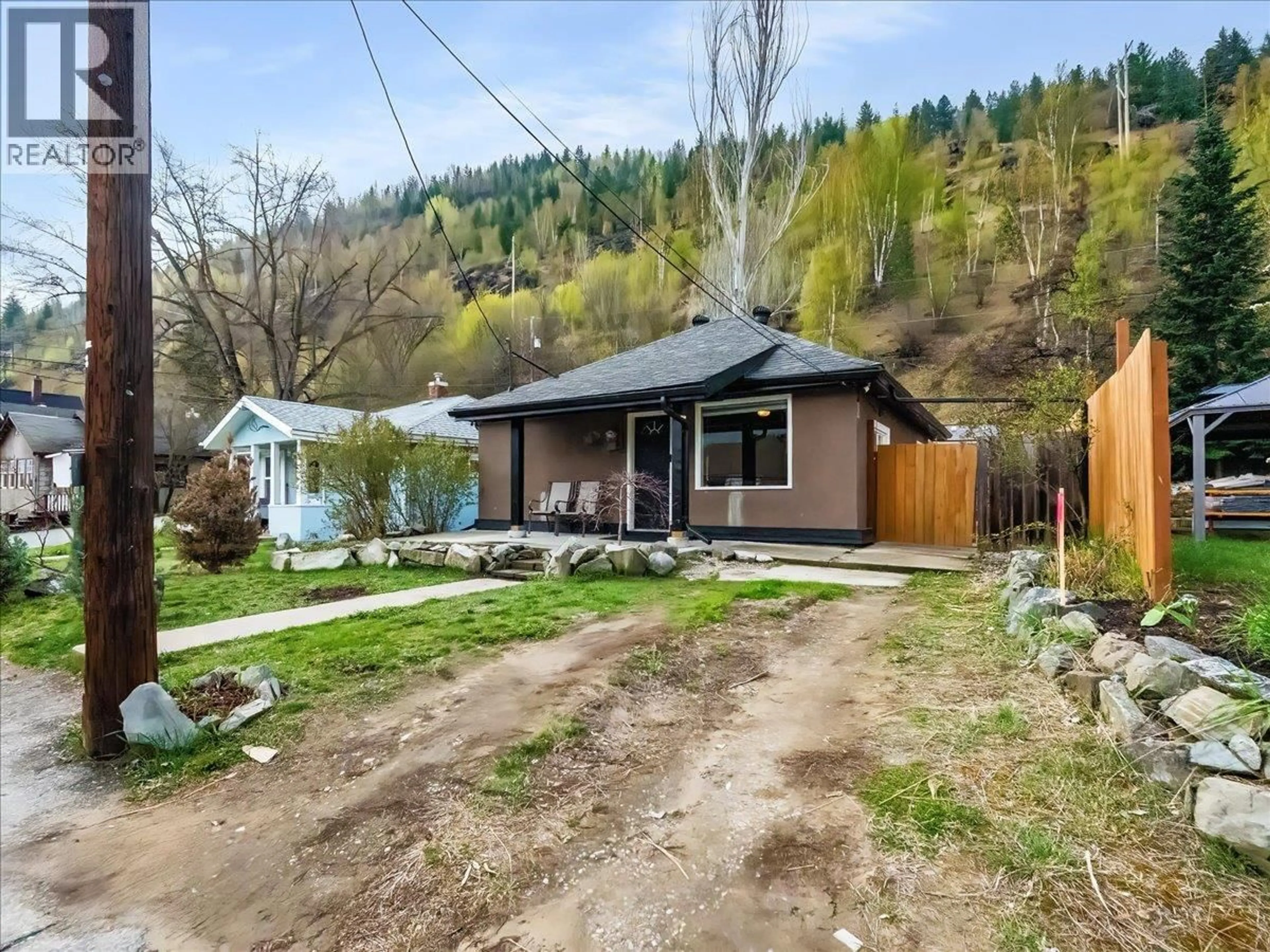 A pic from outside/outdoor area/front of a property/back of a property/a pic from drone, street for 2006 DANIEL STREET, Trail British Columbia V1R4G9