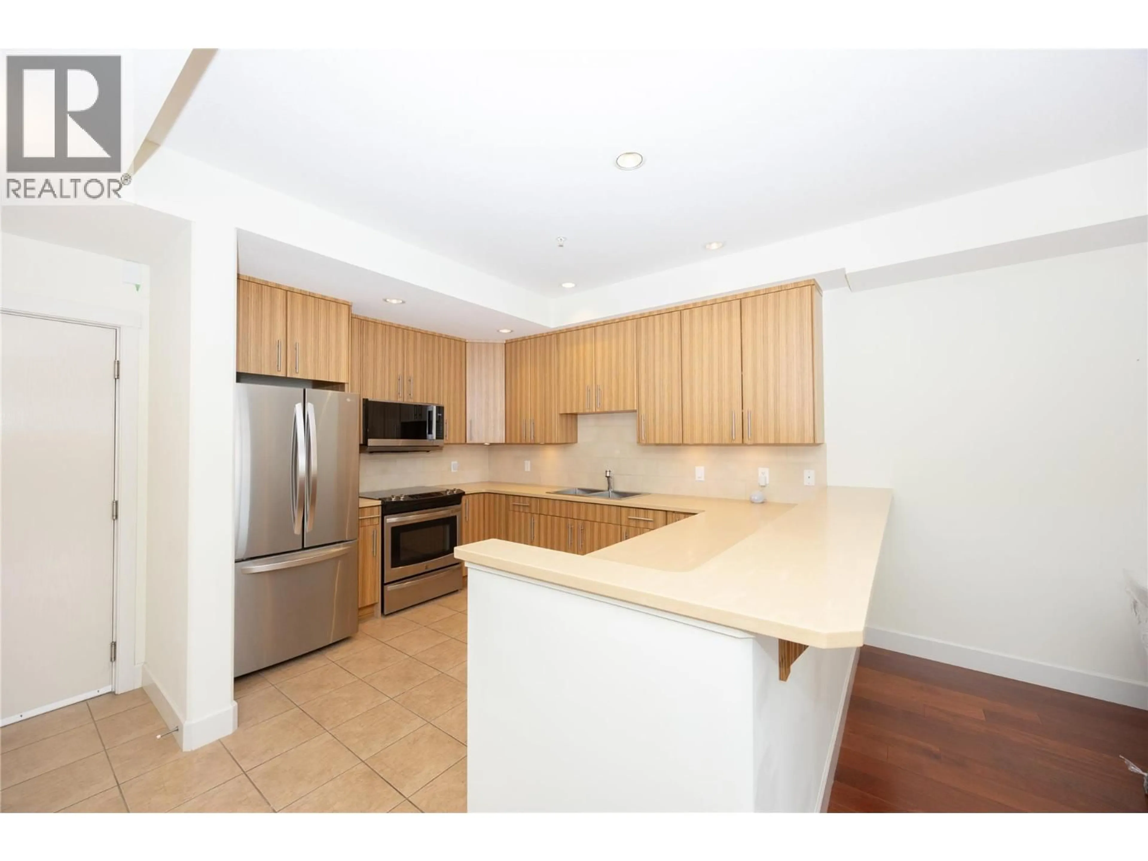 Standard kitchen, unknown for 307 - 457 WEST AVENUE, Kelowna British Columbia V1Y4Z3
