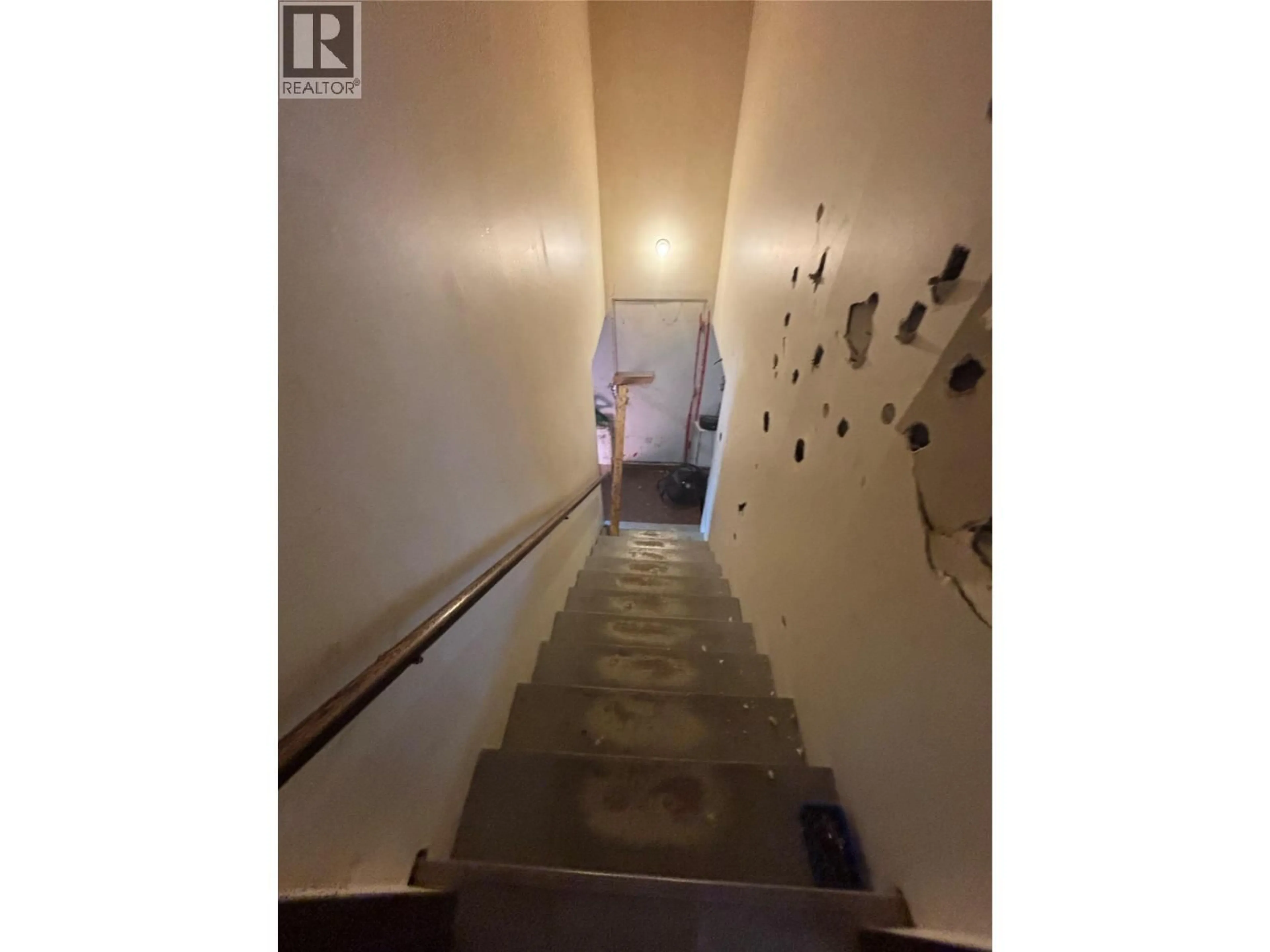 Stairs for 296 WALNUT AVENUE, Kamloops British Columbia V2B1K3