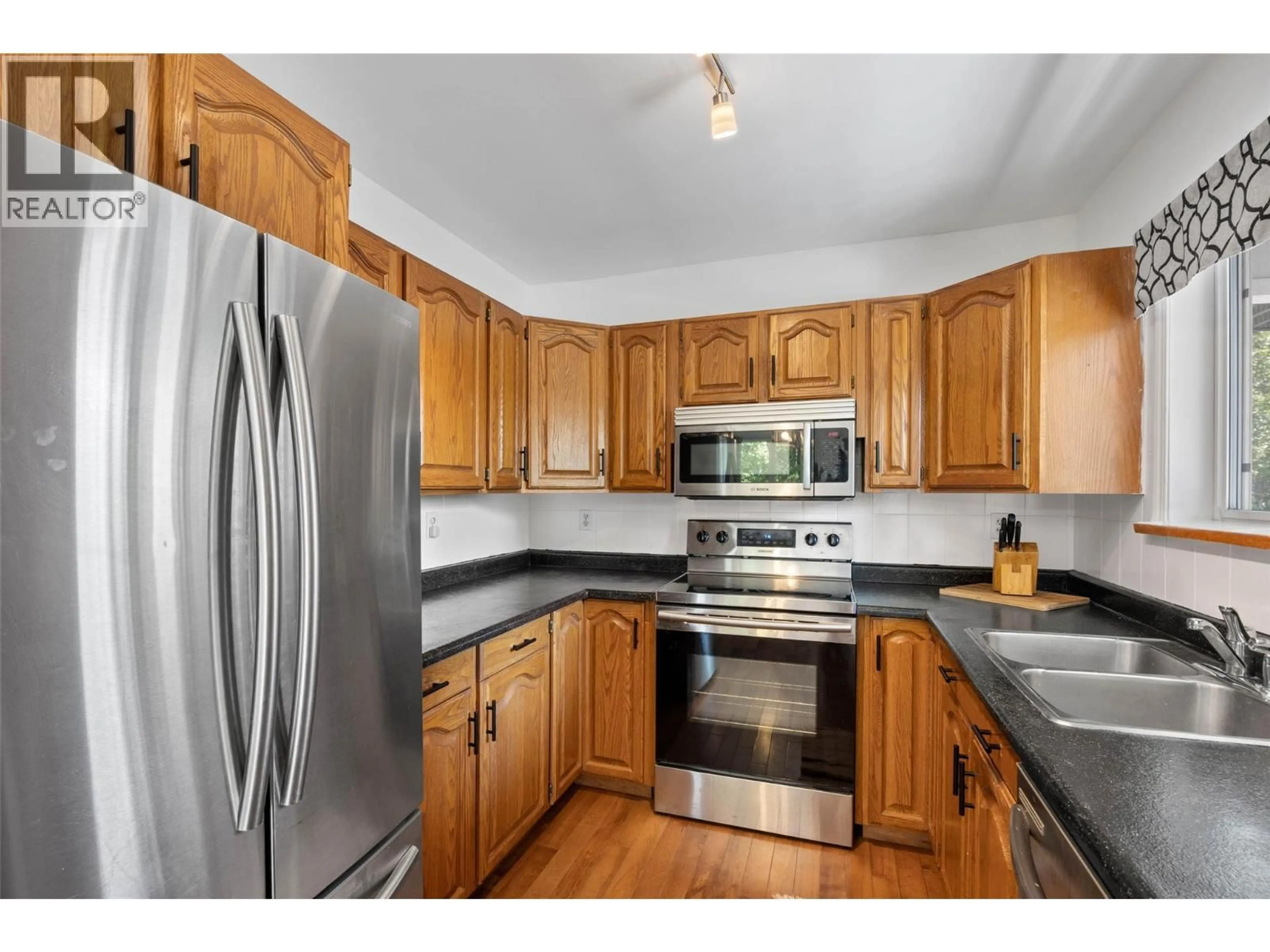 Standard kitchen, wood/laminate floor for 2725 VICKERS TRAIL, Anglemont British Columbia V0E1M8