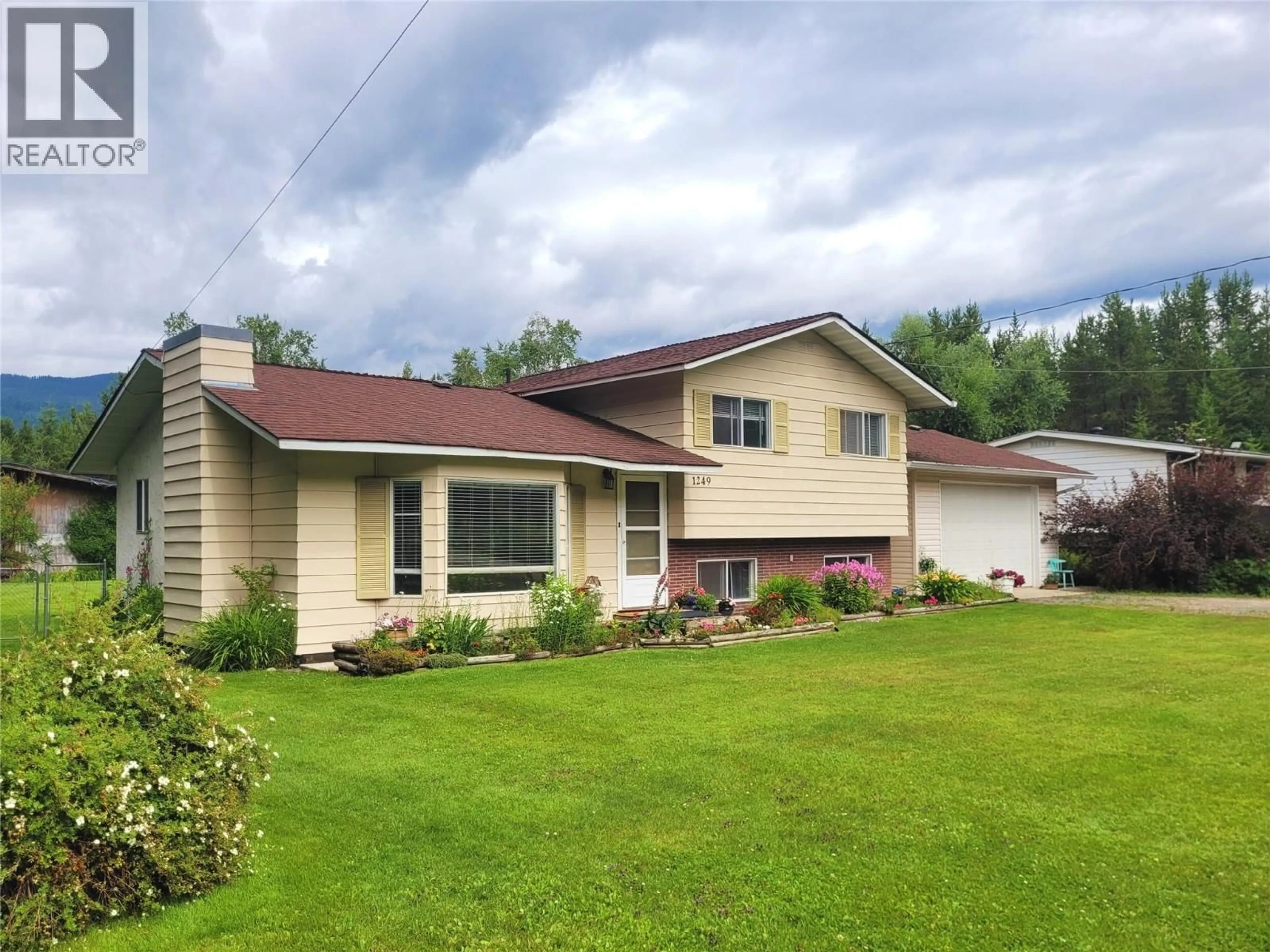 Home with vinyl exterior material, street for 1249 THOMPSON DRIVE, Clearwater British Columbia V0E1N0