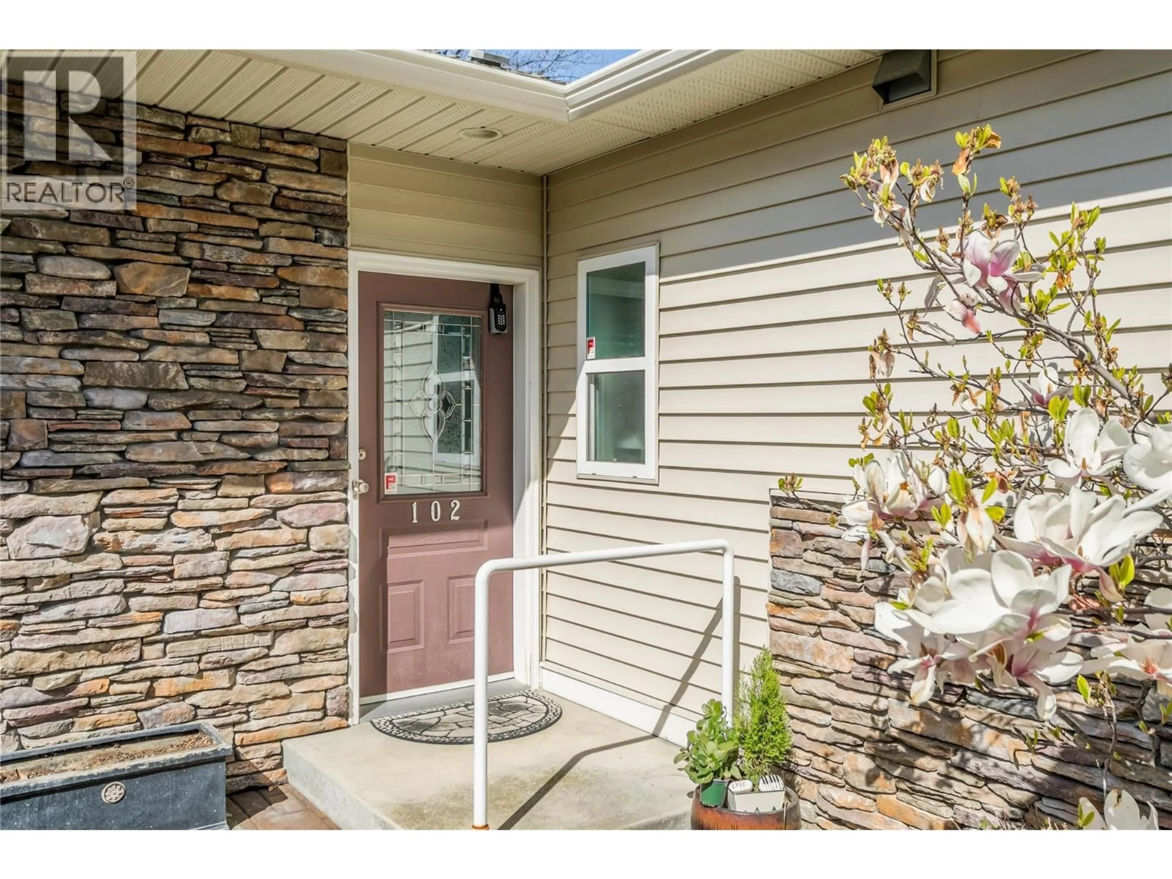 Indoor entryway for 102 - 4049 LAKESHORE ROAD, Kelowna British Columbia V1W1V7