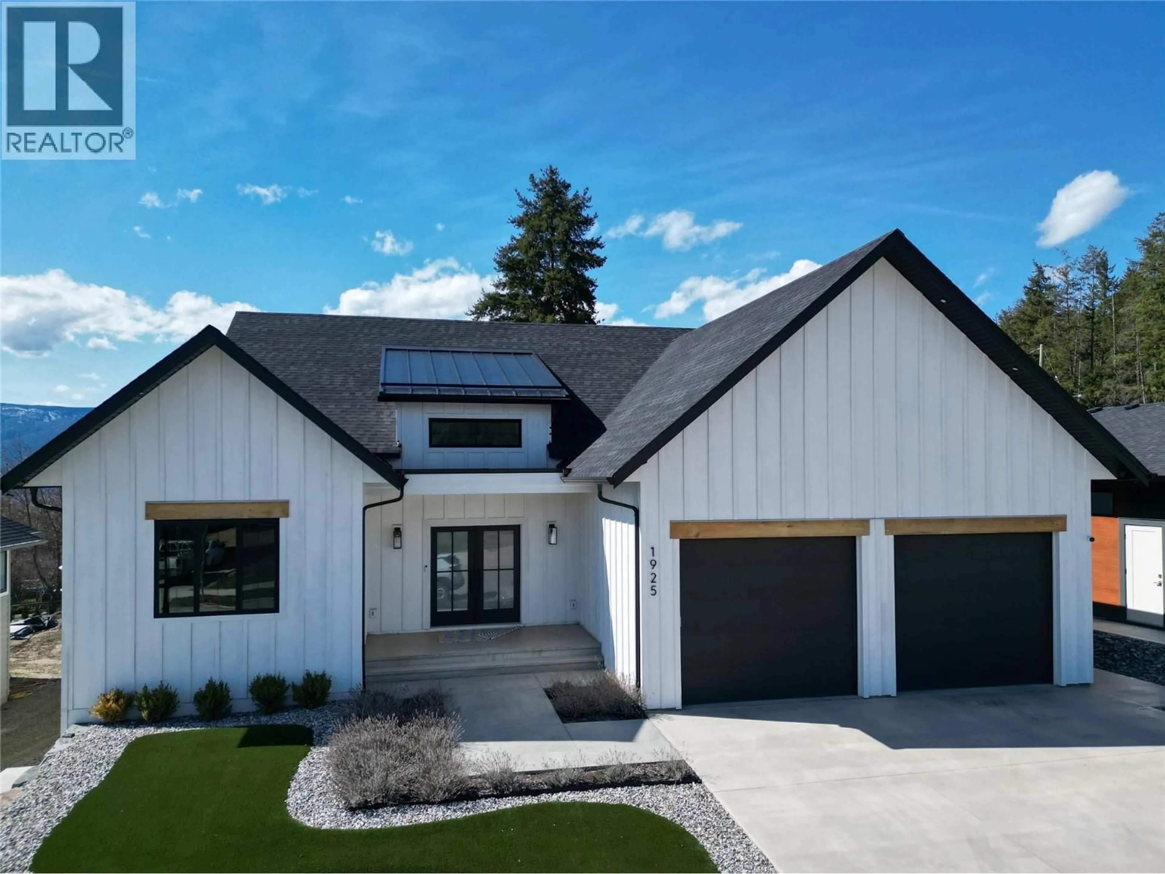 Home with vinyl exterior material, street for 1925 35 STREET, Salmon Arm British Columbia V1E1M9