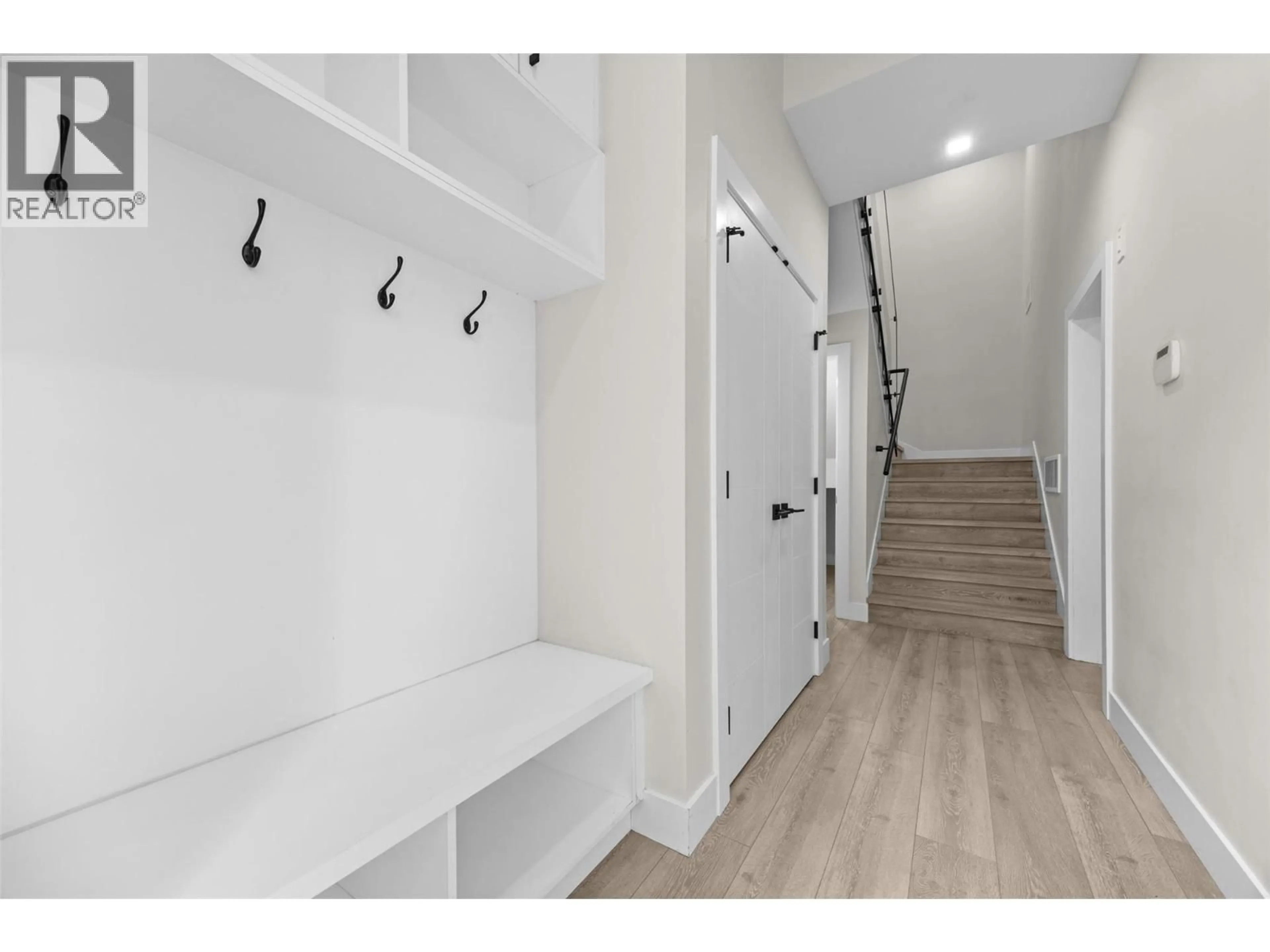 Indoor entryway for 2165 ABERDEEN STREET, Kelowna British Columbia V4B1Z8