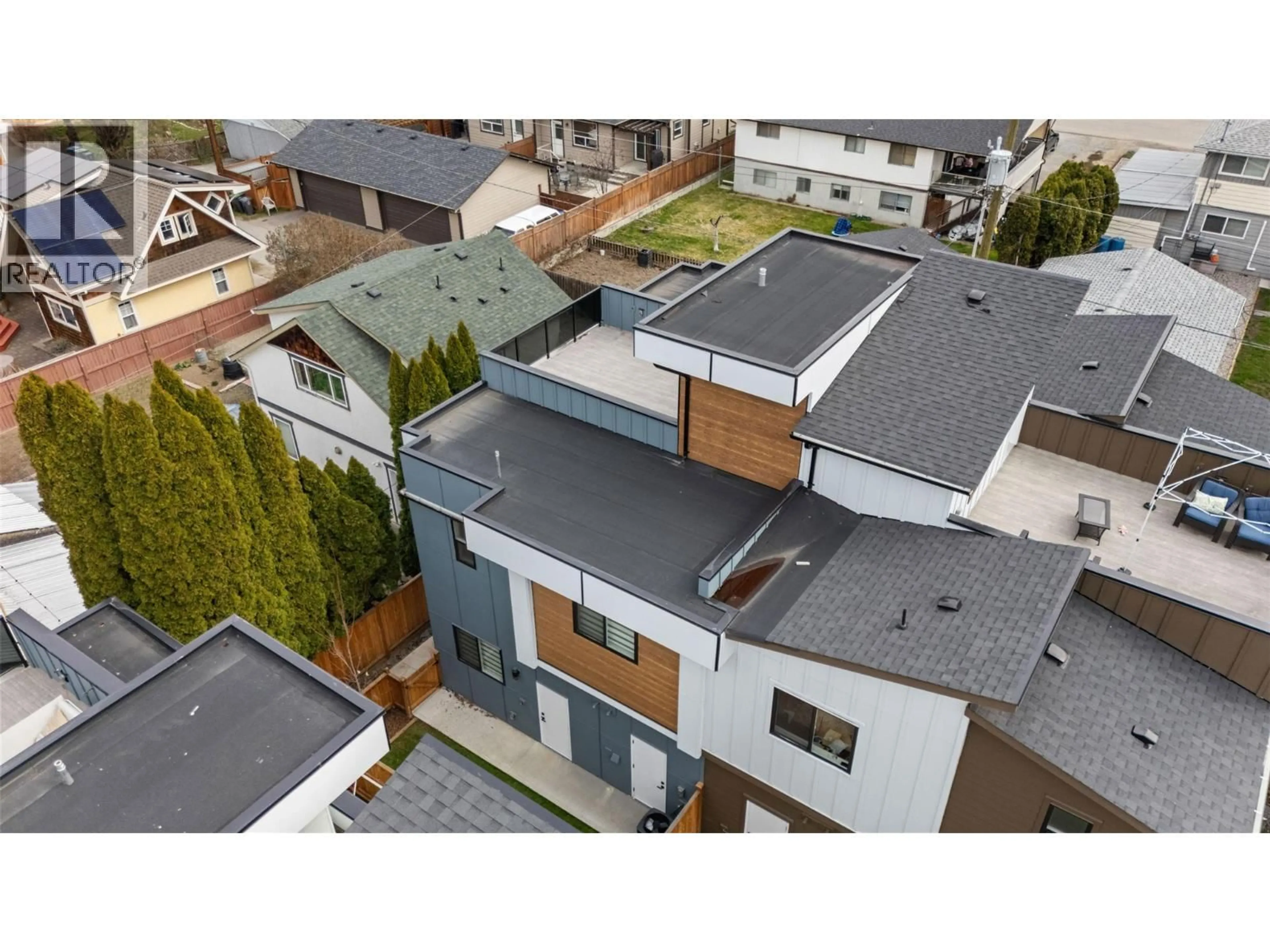 A pic from outside/outdoor area/front of a property/back of a property/a pic from drone, street for 2165 ABERDEEN STREET, Kelowna British Columbia V4B1Z8