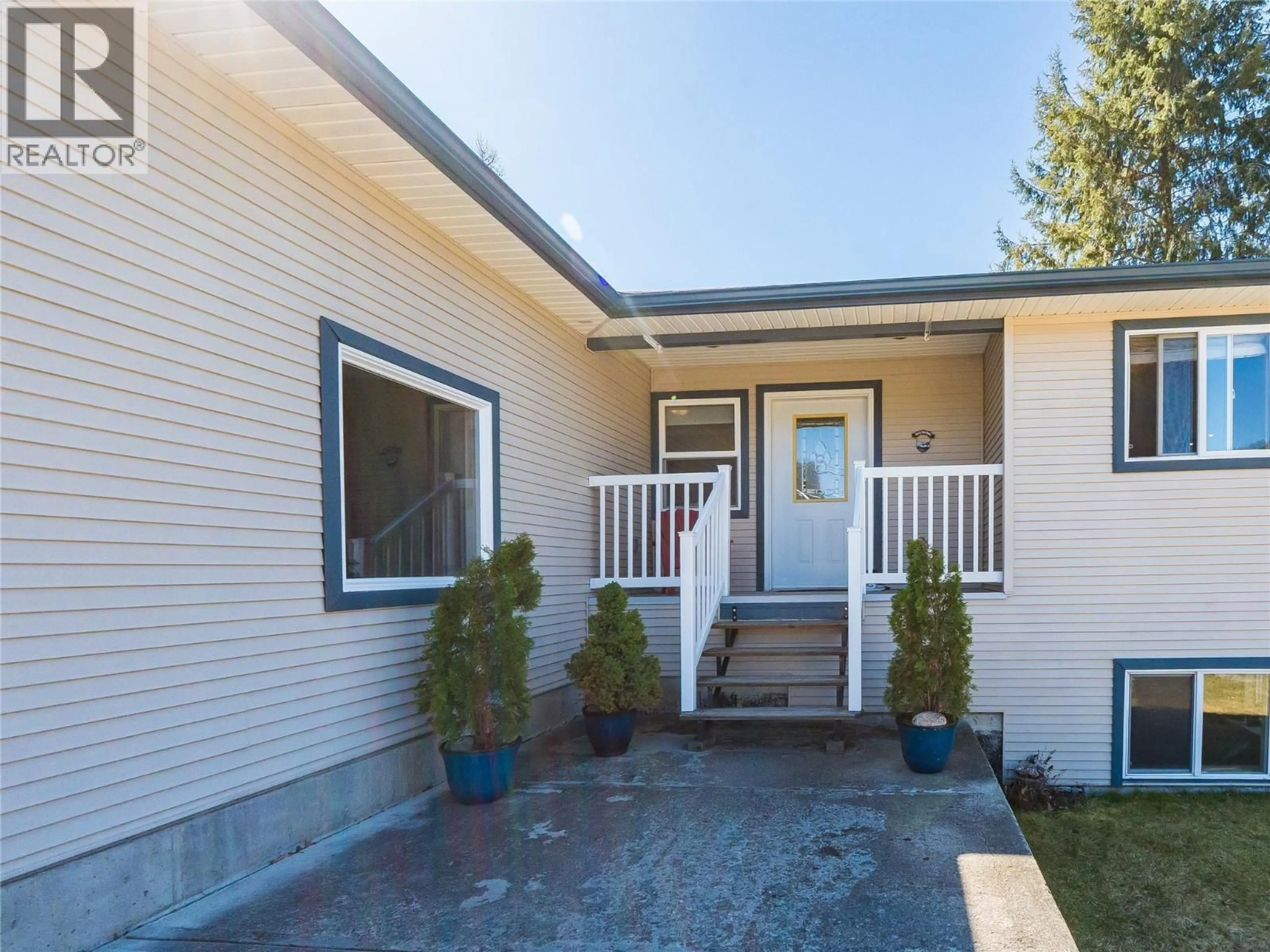 Home with vinyl exterior material, street for 113 CEDAR AVENUE, Fruitvale British Columbia V0G1L0