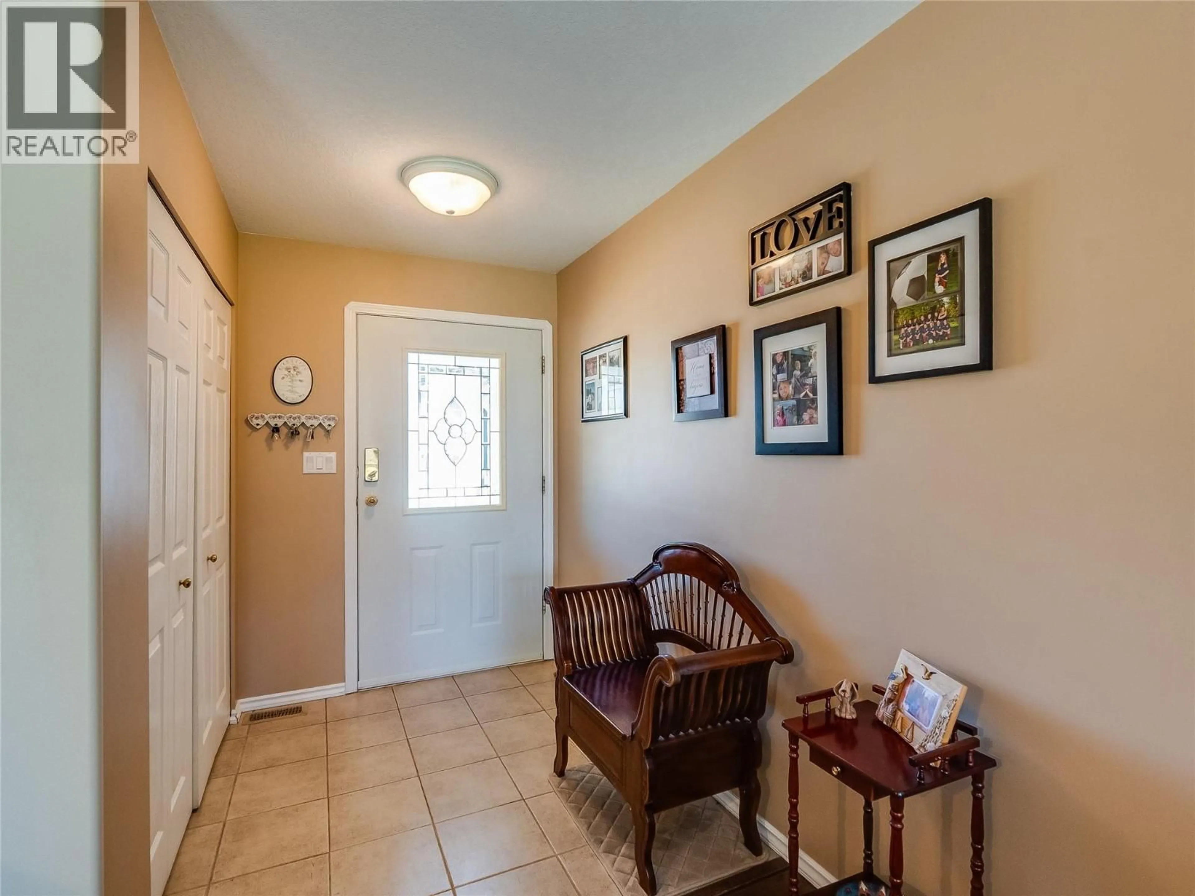 Indoor entryway for 113 CEDAR AVENUE, Fruitvale British Columbia V0G1L0