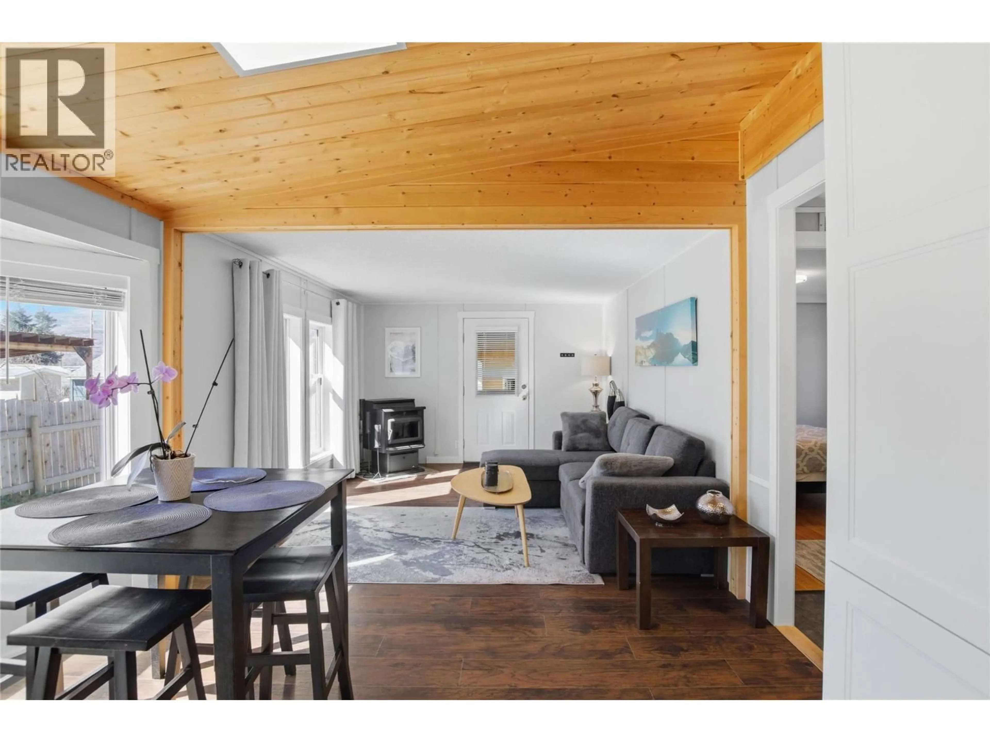 Living room with furniture, wood/laminate floor for 4633 SPRUCE CRESCENT, Barriere British Columbia V1E1E0