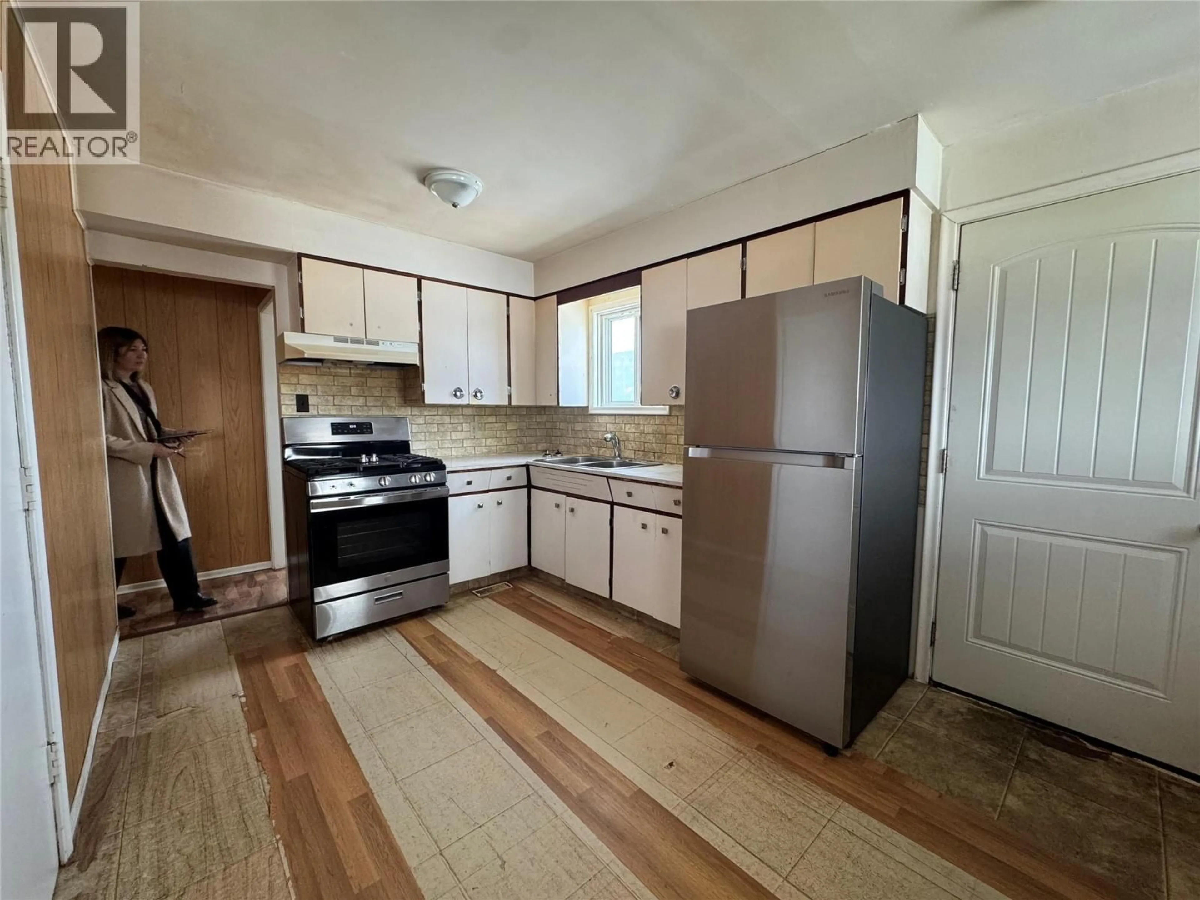 Standard kitchen, unknown for 1120 119 AVENUE, Dawson Creek British Columbia V1G3J3