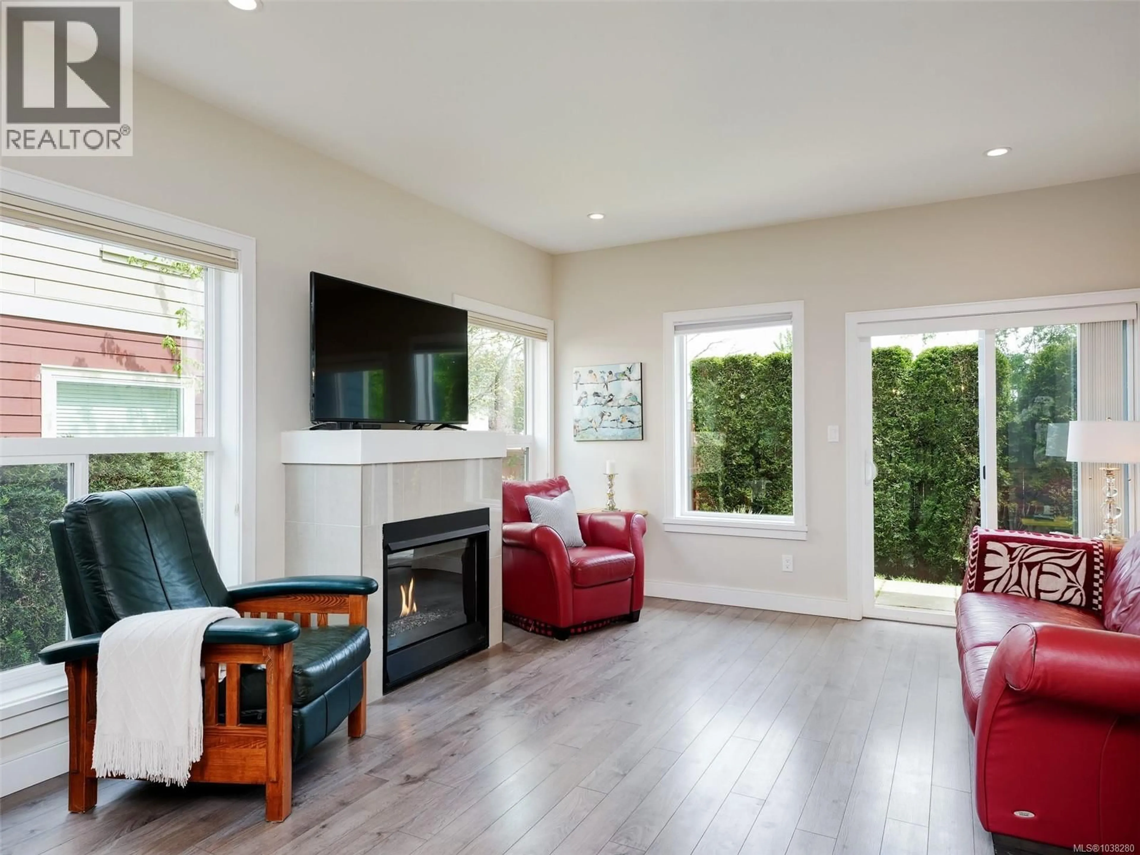 Living room with furniture, wood/laminate floor for 21 - 1515 KEATING CROSS ROAD, Central Saanich British Columbia V8M1W9