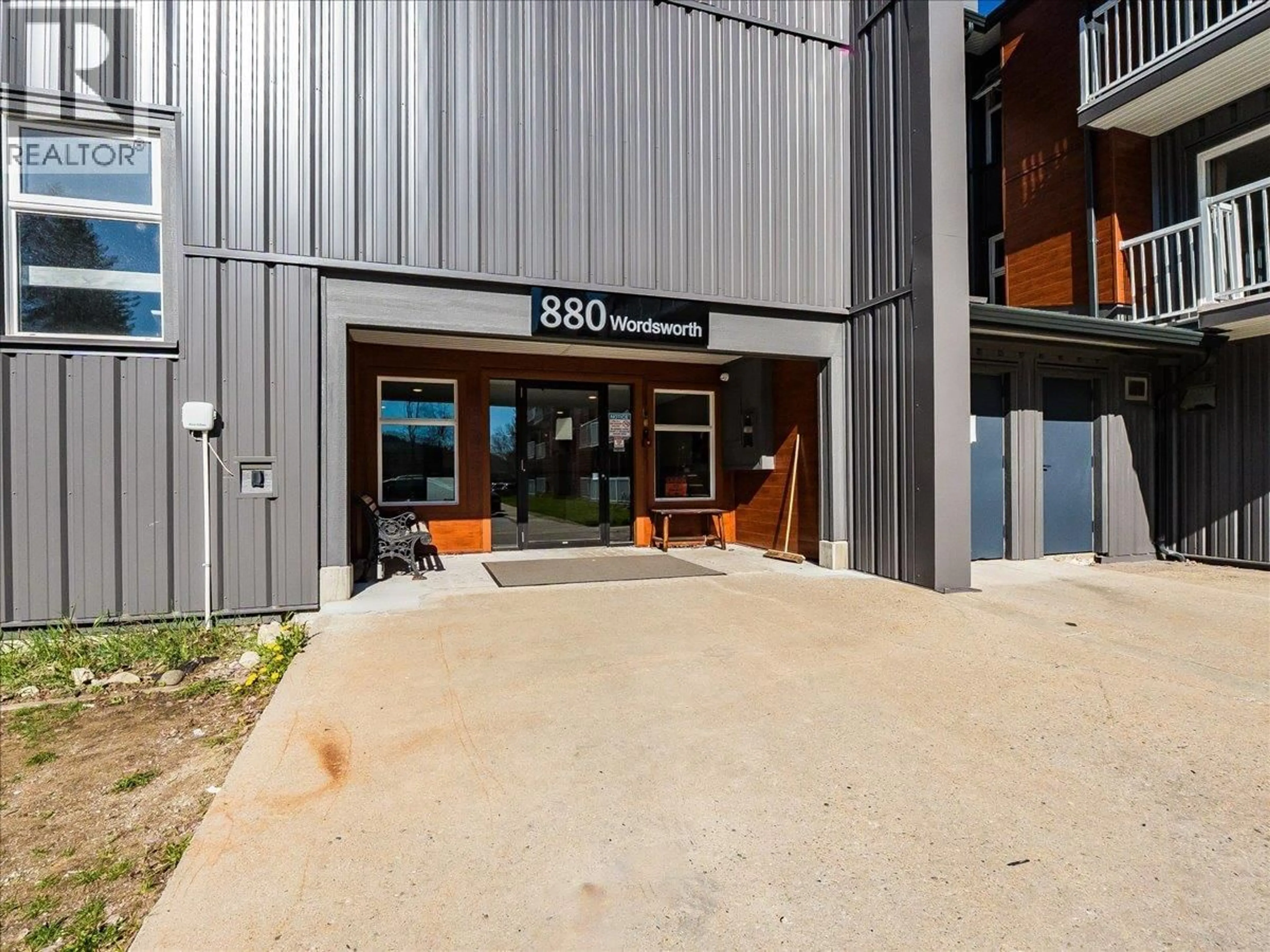 Indoor foyer for 201 - 880 WORDSWORTH AVENUE, Warfield British Columbia V1R2V9