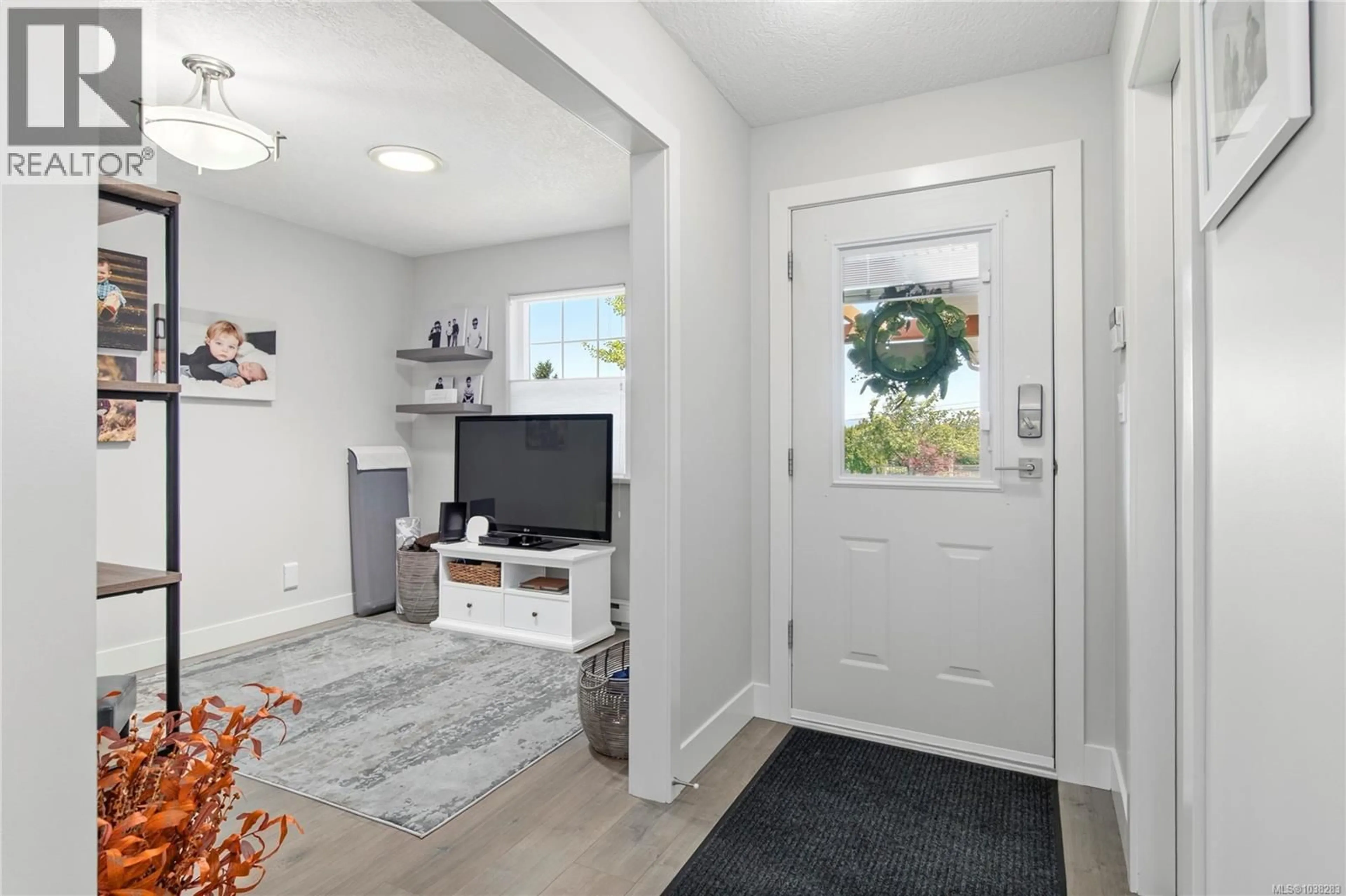 Indoor entryway for 824 MARGUERITE ROAD, Campbell River British Columbia V9W3K5
