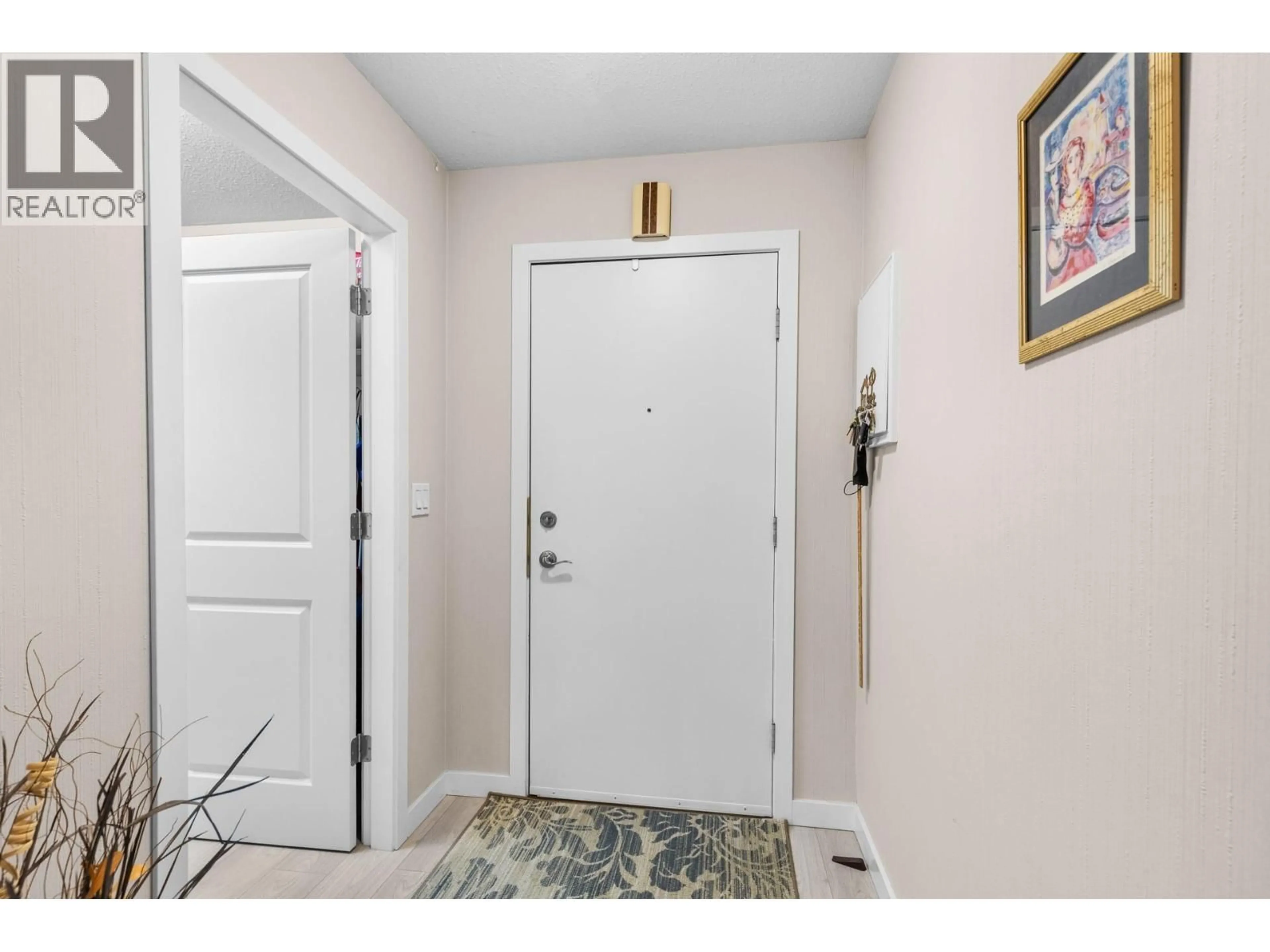 Indoor entryway for 319 - 489 HIGHWAY 33 OTHER WEST, Kelowna British Columbia V1X1Y2