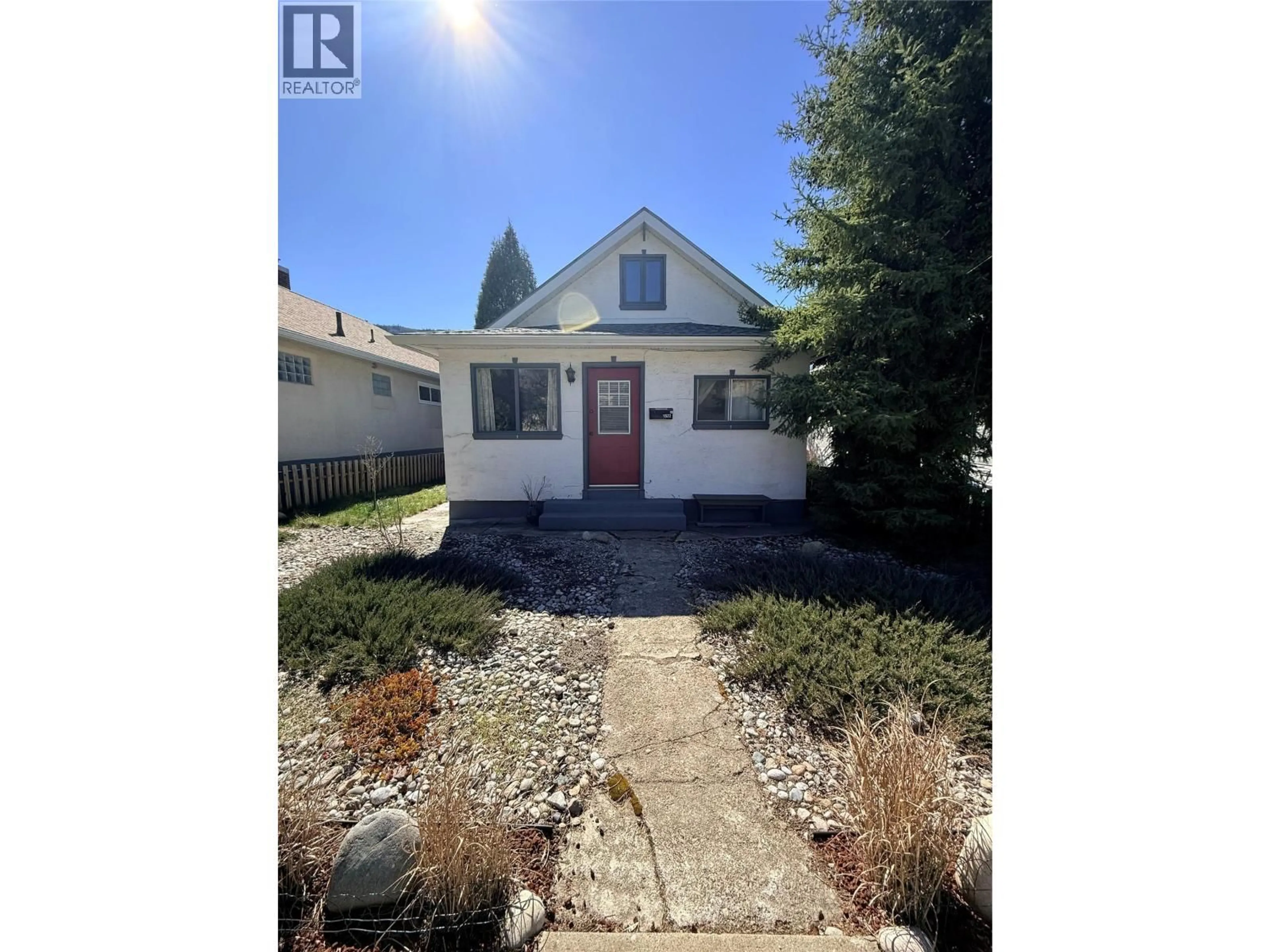 A pic from outside/outdoor area/front of a property/back of a property/a pic from drone, street for 1522 THIRD AVENUE, Trail British Columbia V1R1P7