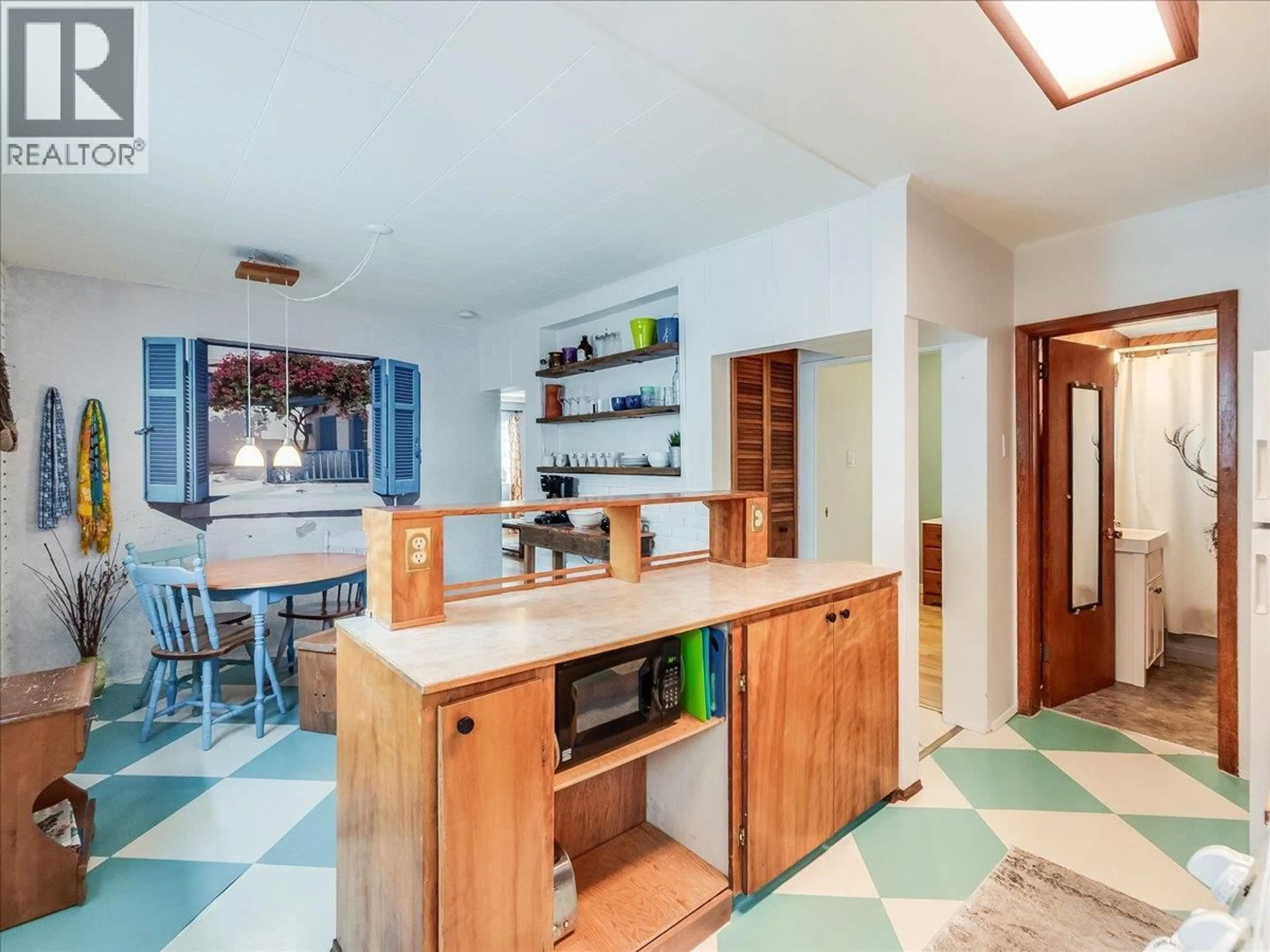 Open concept kitchen, unknown for 1522 THIRD AVENUE, Trail British Columbia V1R1P7