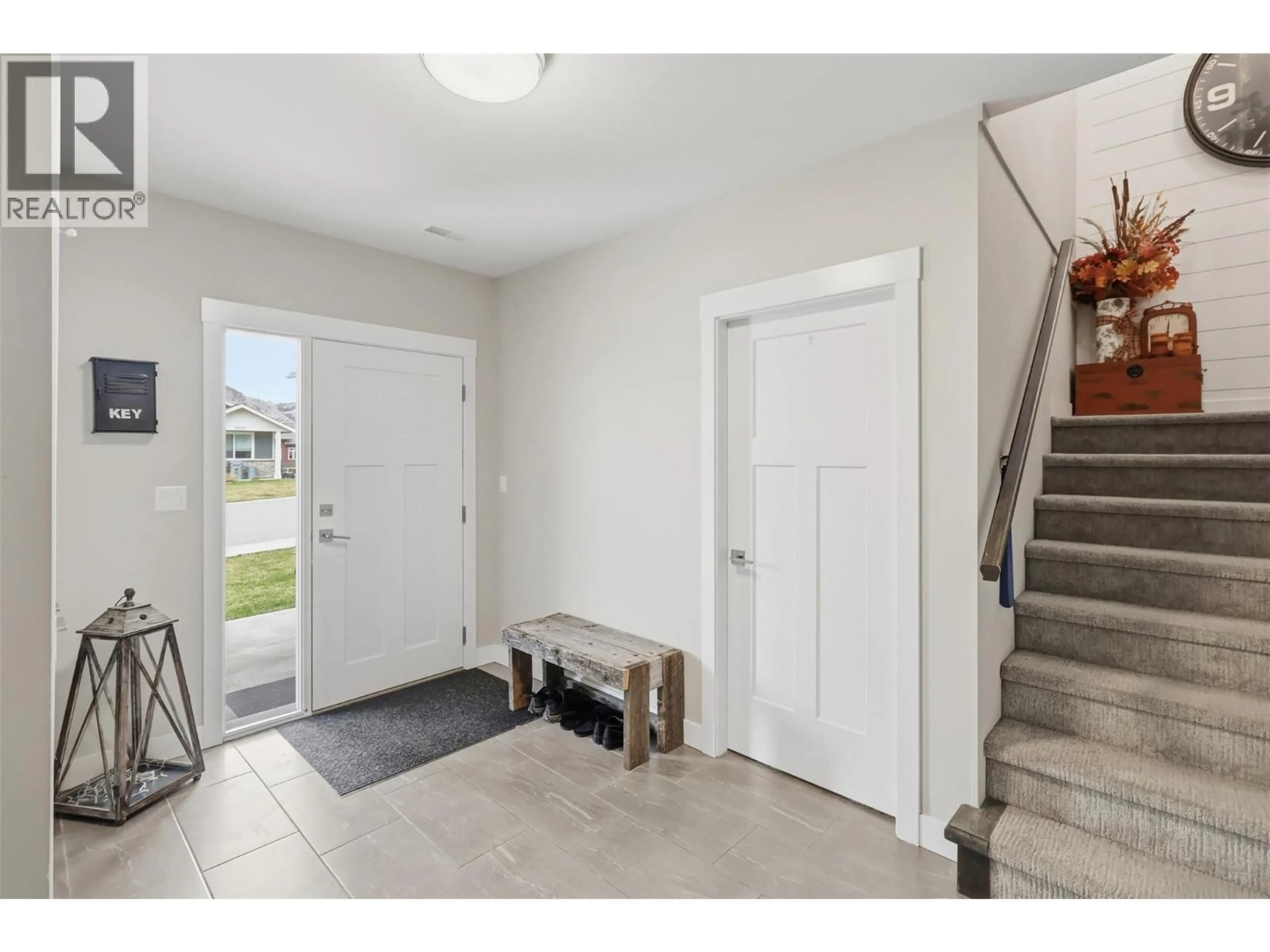 Indoor entryway for 1580 EMERALD DRIVE, Kamloops British Columbia V2E0C1