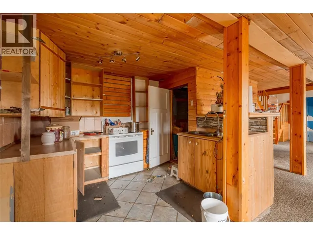 1400 CHASM ROAD, 70 Mile House 4