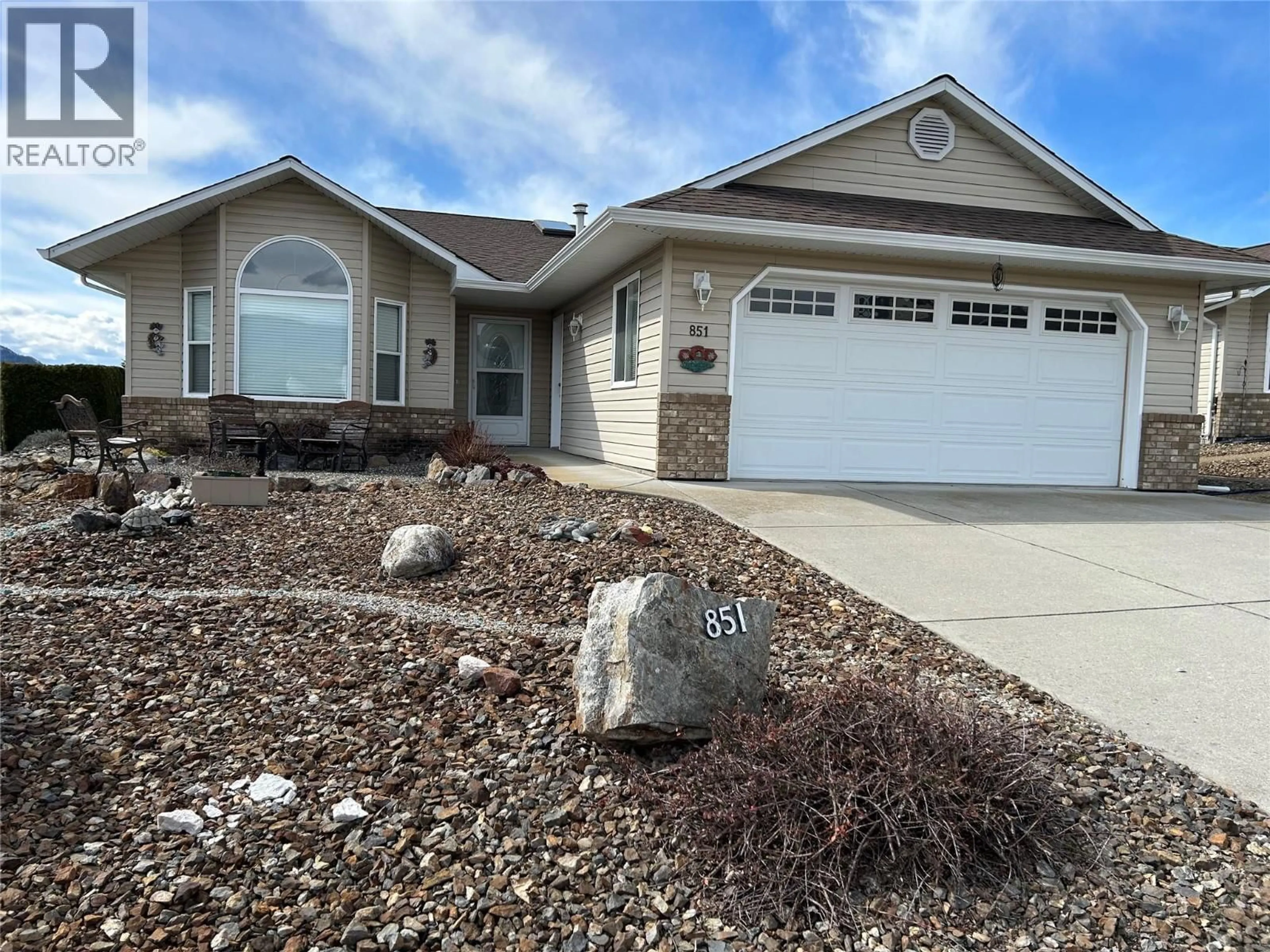 Home with vinyl exterior material, street for 851 8 AVENUE, Vernon British Columbia V1H1Z1