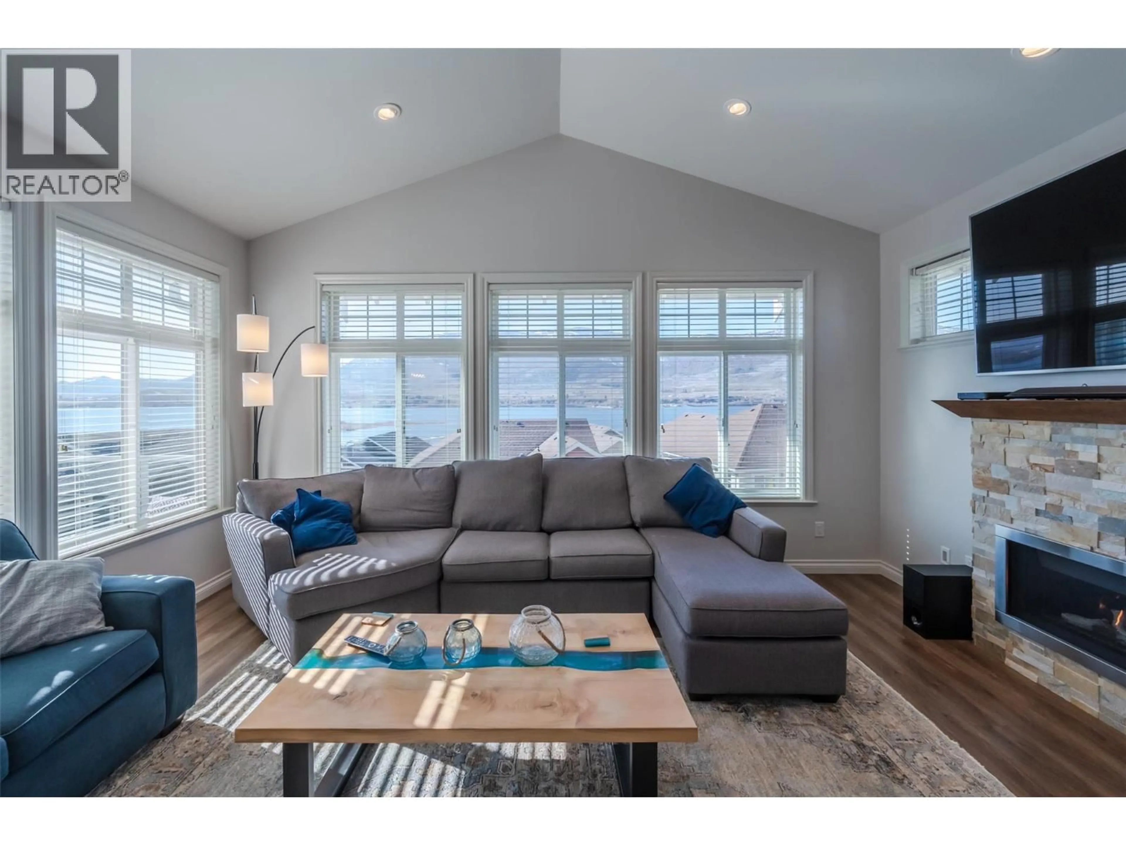 Living room with furniture, wood/laminate floor for 271 - 2450 RADIO TOWER ROAD, Oliver British Columbia V0H1T1