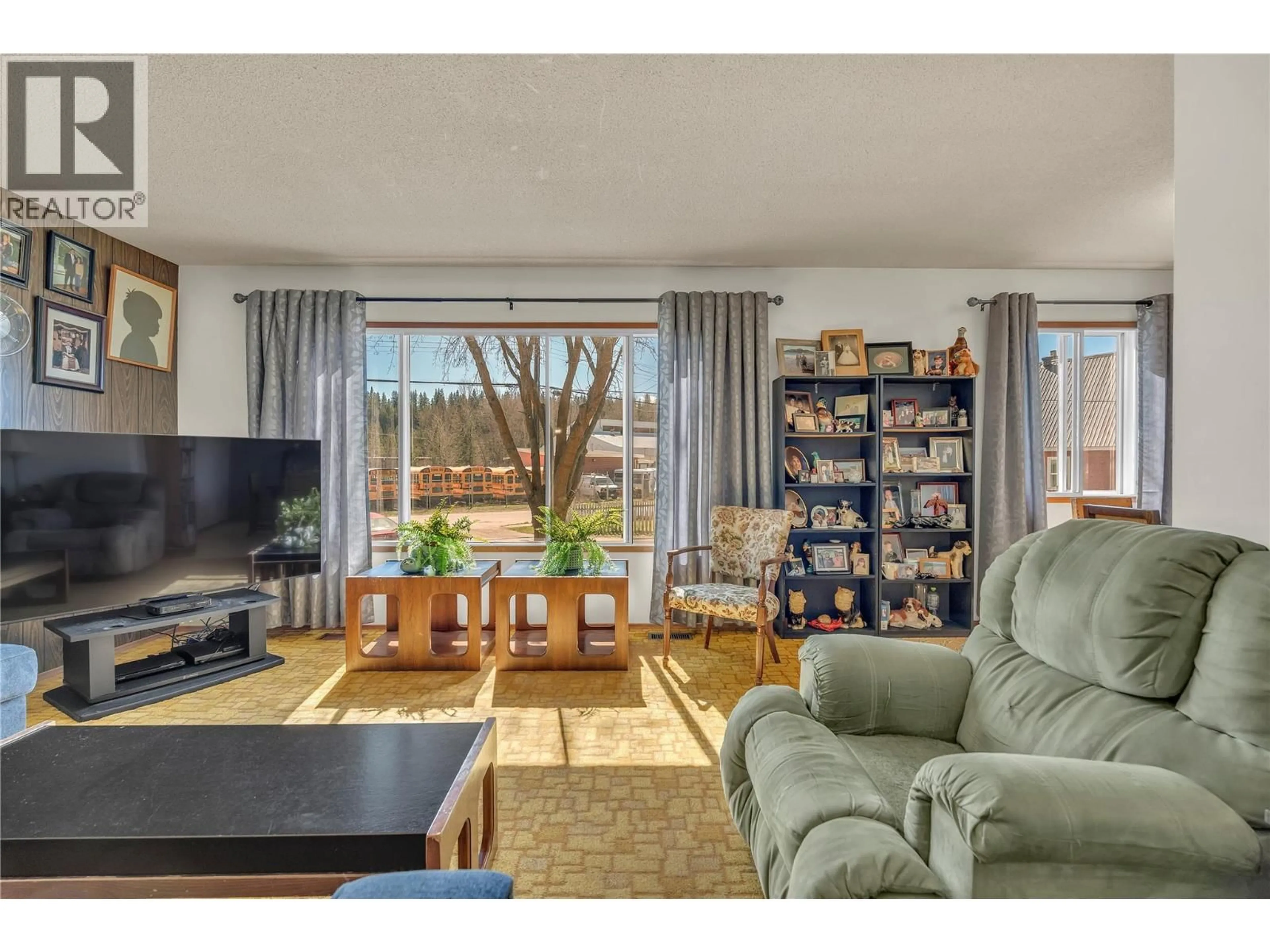 Living room with furniture, wood/laminate floor for 411 AUBURN CRES OTHER, Princeton British Columbia V0X1W0