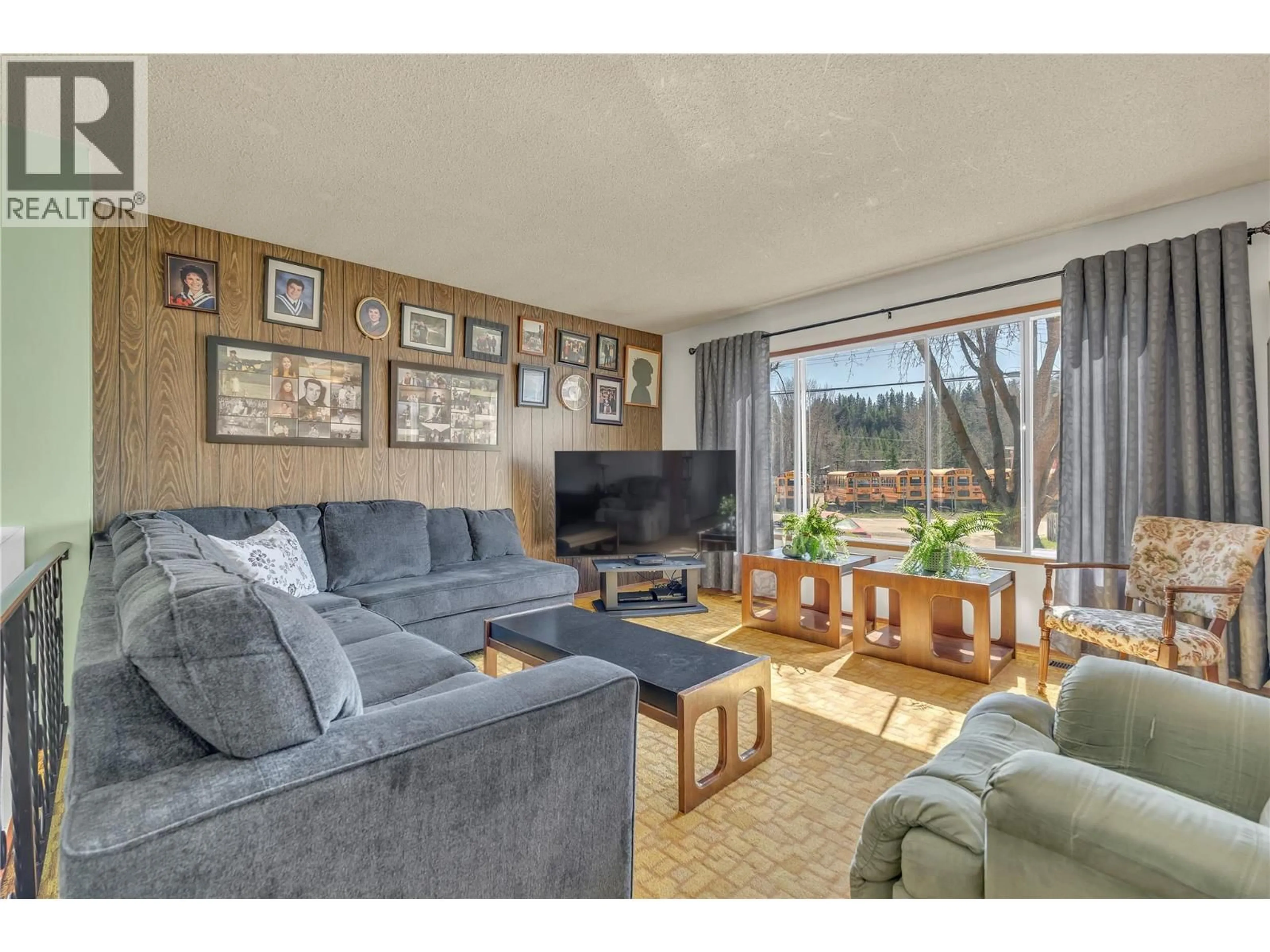 Living room with furniture, wood/laminate floor for 411 AUBURN CRES OTHER, Princeton British Columbia V0X1W0