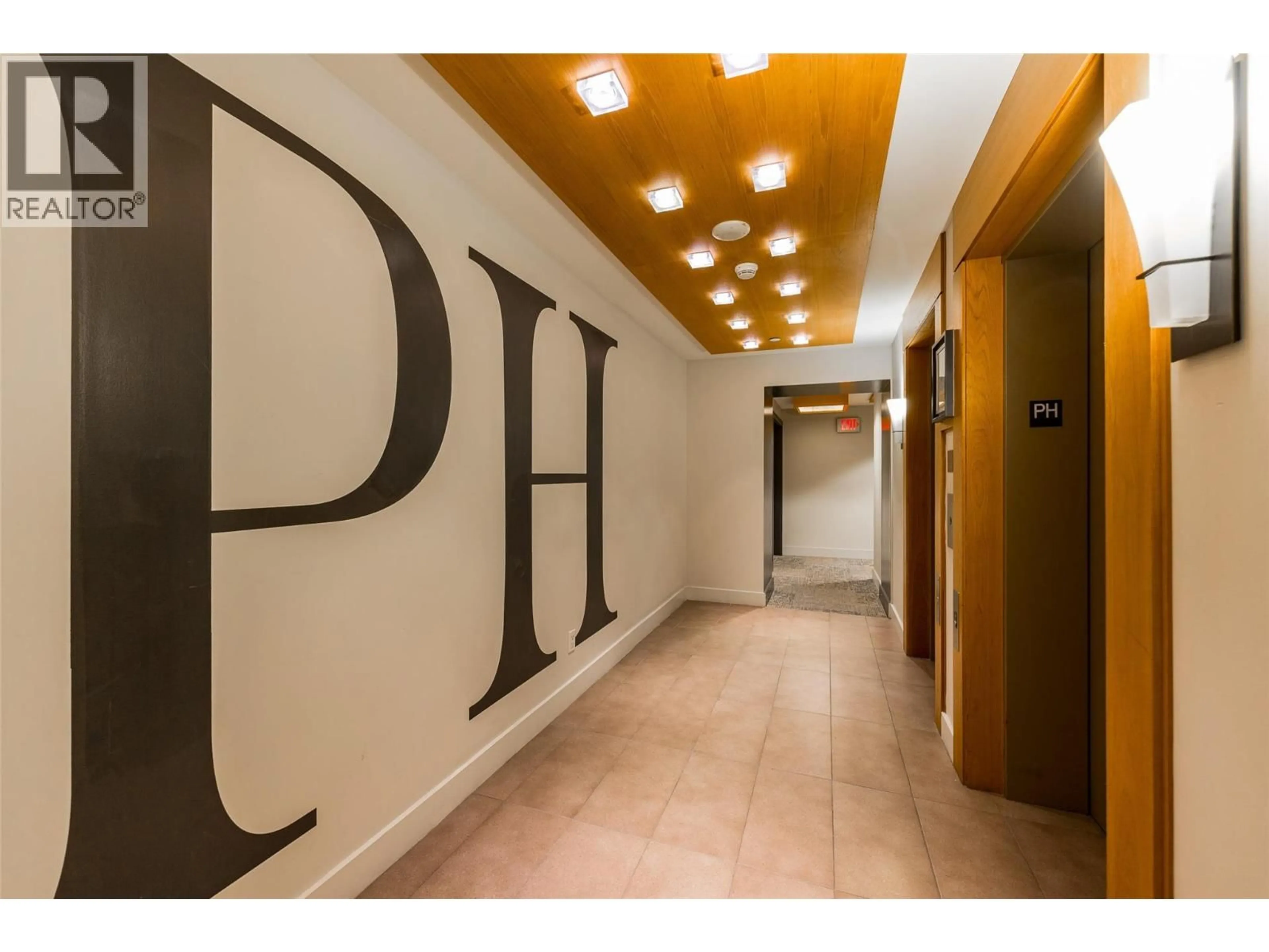 Indoor foyer for PH1 - 1075 SUNSET DRIVE, Kelowna British Columbia V1Y9Y9