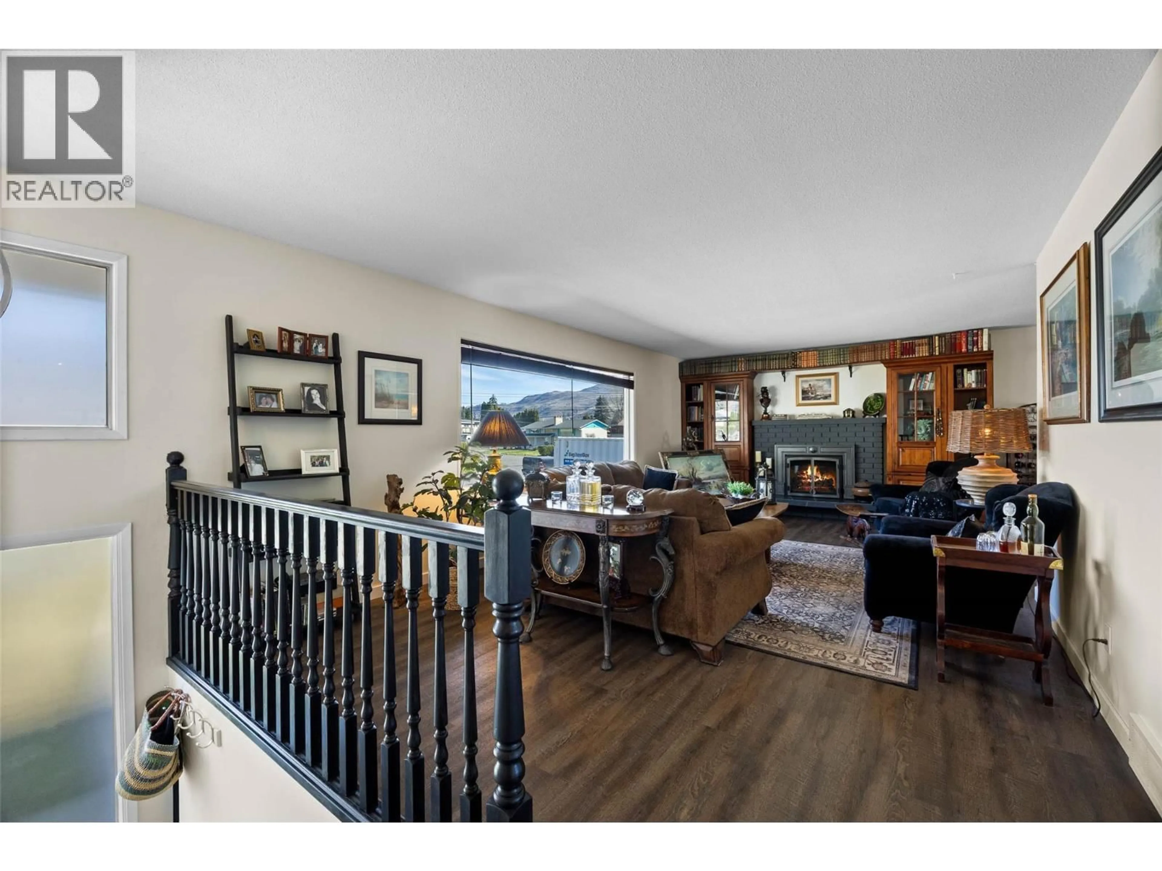 Living room with furniture, wood/laminate floor for 841 SICAMORE DRIVE, Kamloops British Columbia V2B6S1