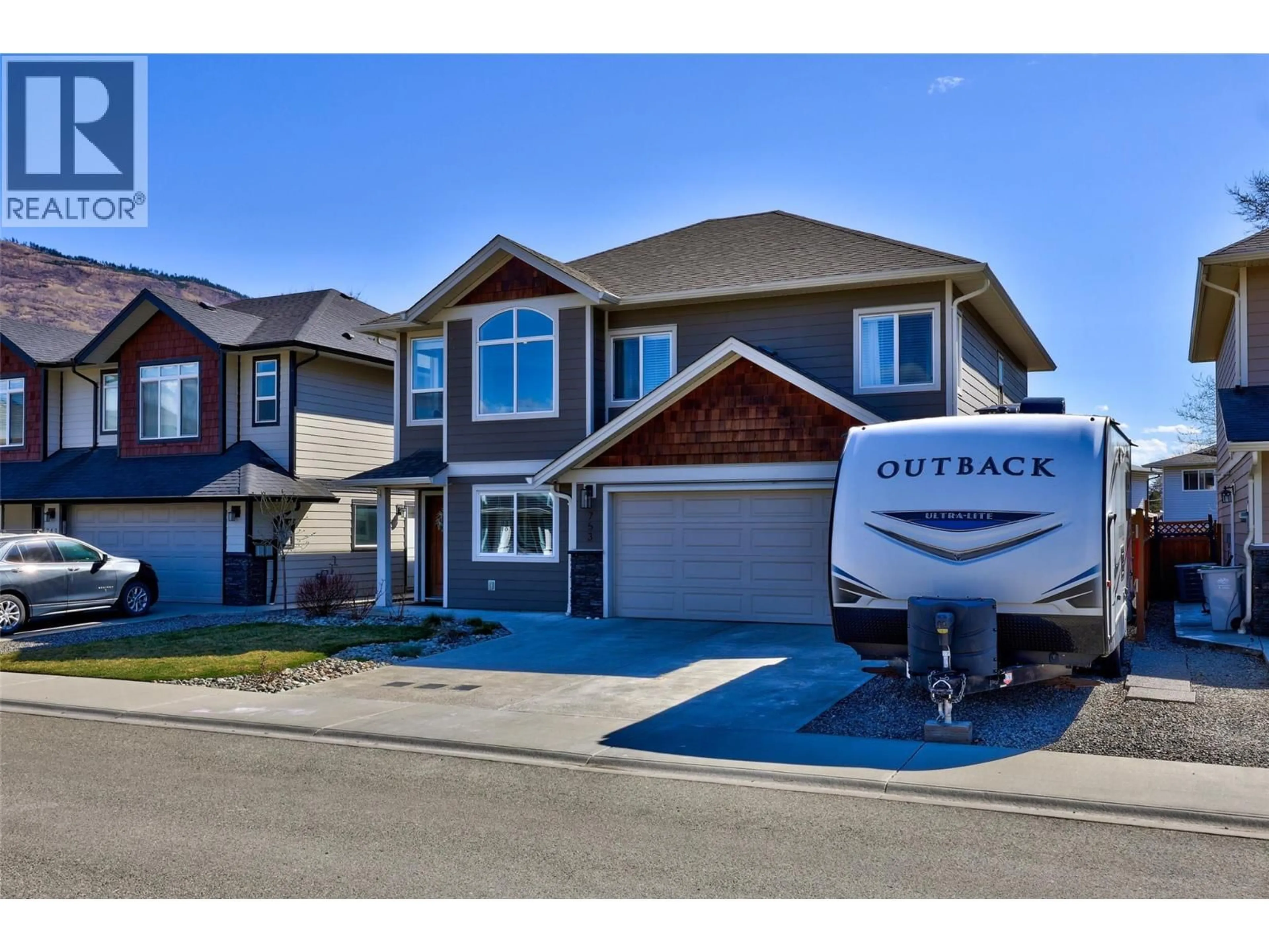 Home with vinyl exterior material, street for 753 HAYWARD PLACE, Kamloops British Columbia V2B0G1