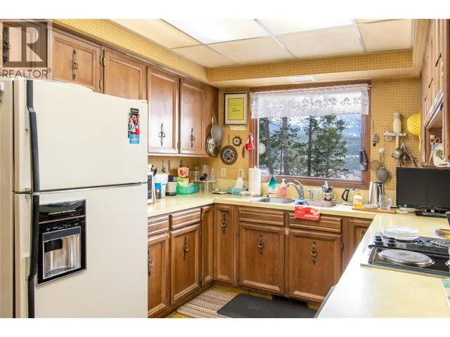 1420 BIRCH CRESCENT, Golden 5