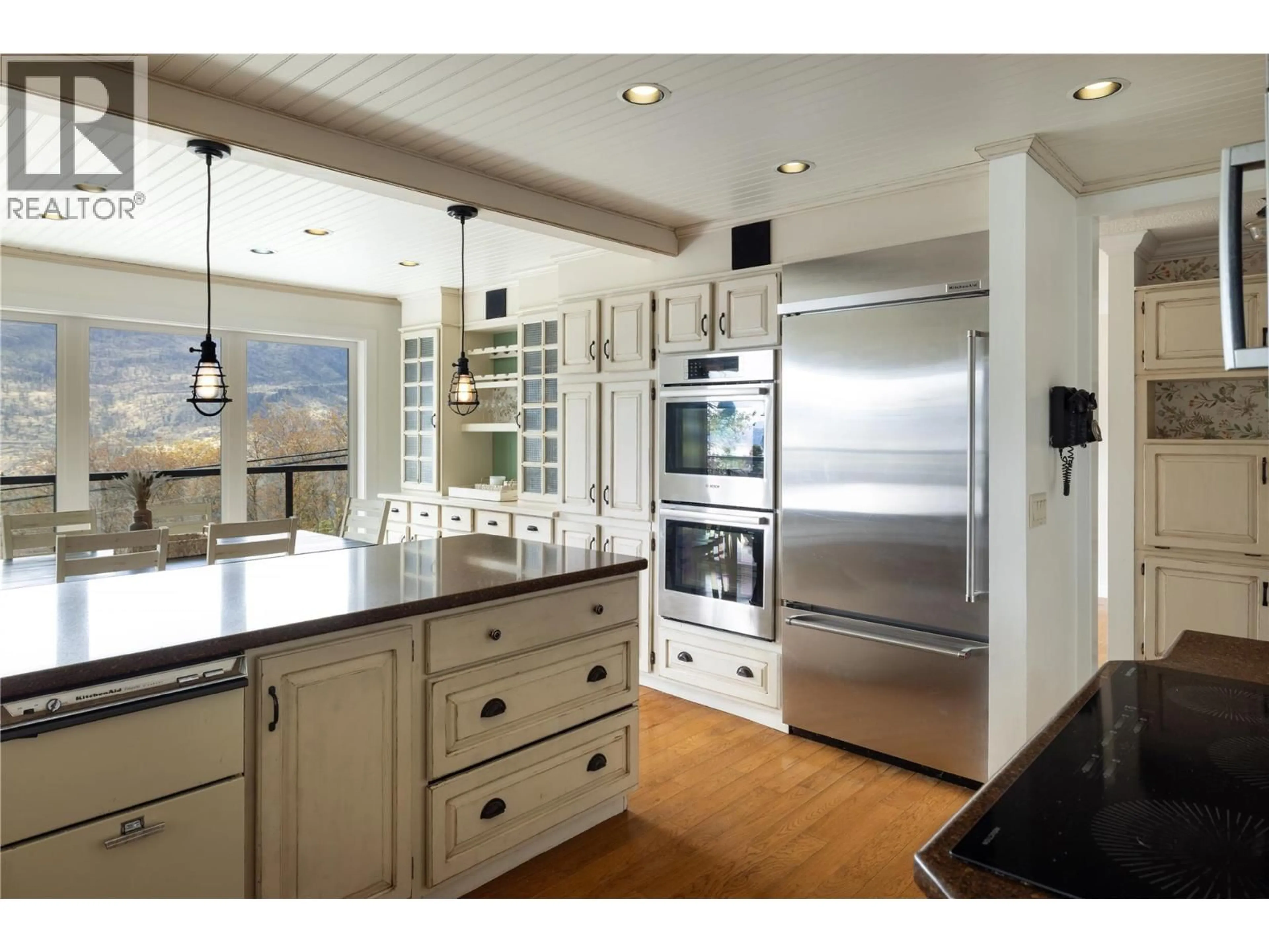 Contemporary kitchen, unknown for 277 CLIFTON ROAD NORTH, Kelowna British Columbia V1V1N3