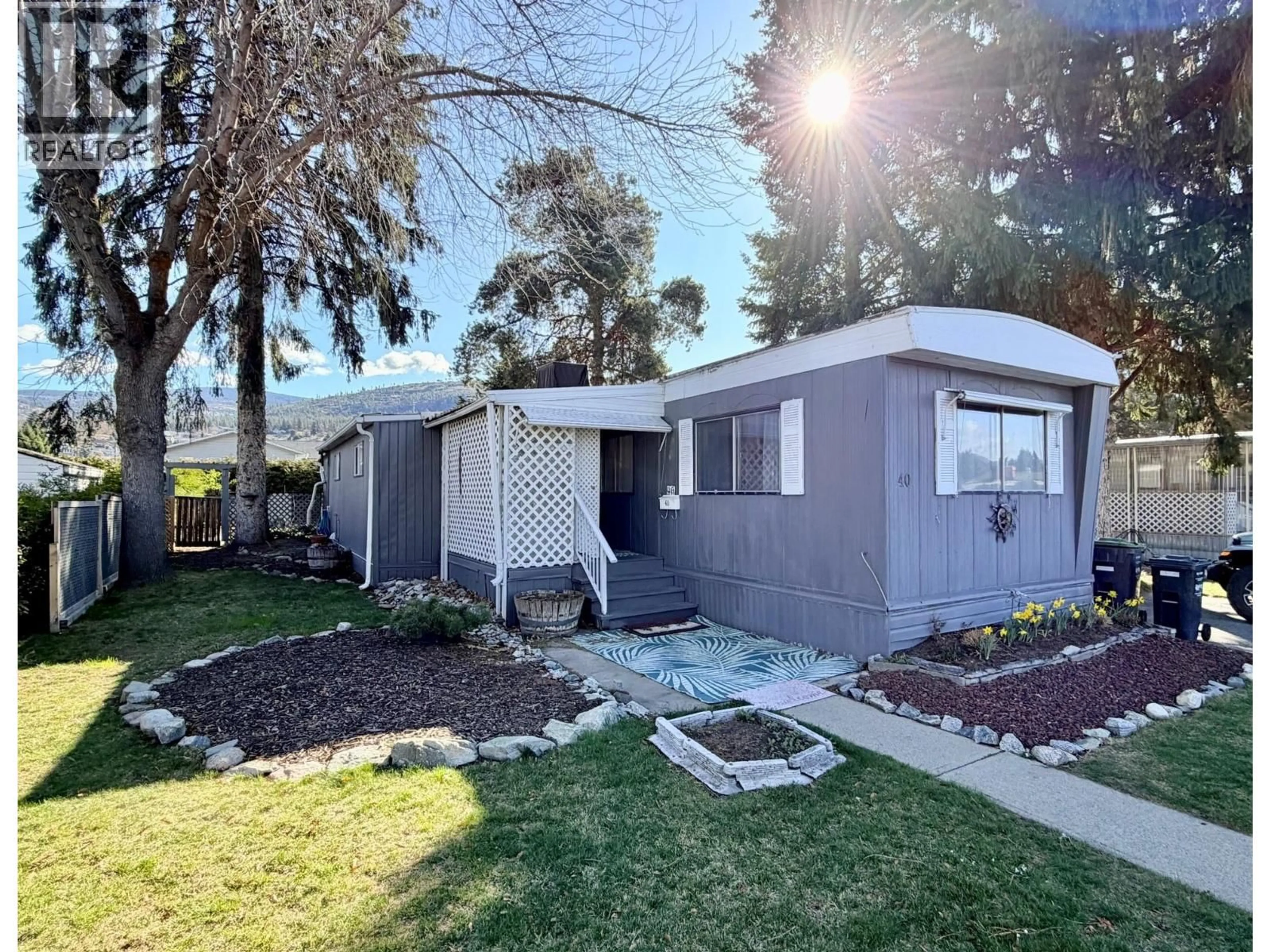 Home with vinyl exterior material, street for 40 - 197 DAUPHIN AVENUE, Penticton British Columbia V2A3S3