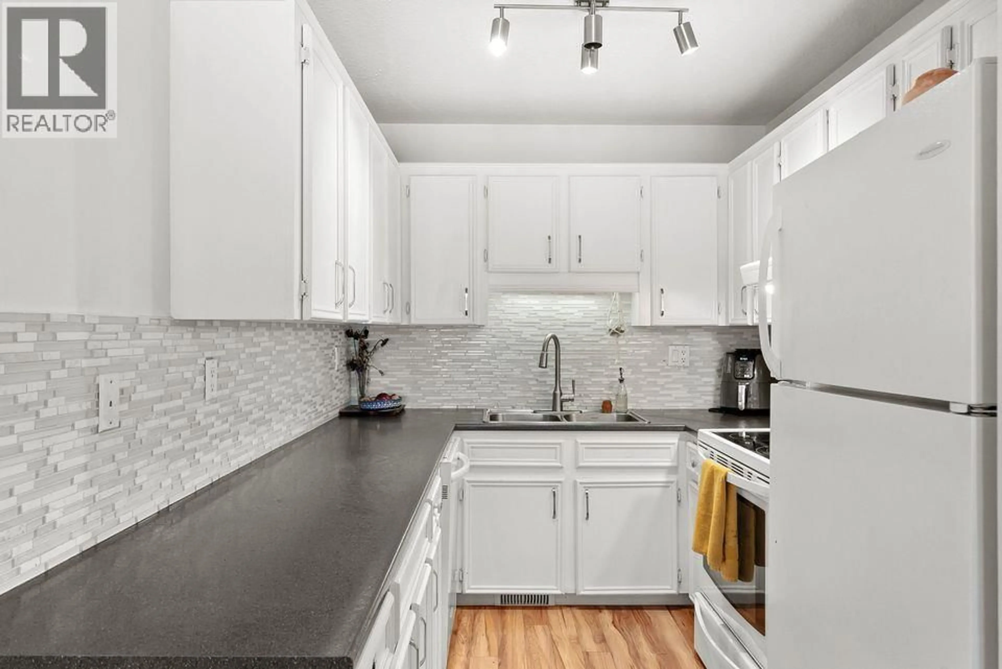 Standard kitchen, unknown for 304 - 3155 GORDON DRIVE, Kelowna British Columbia V1W3N6