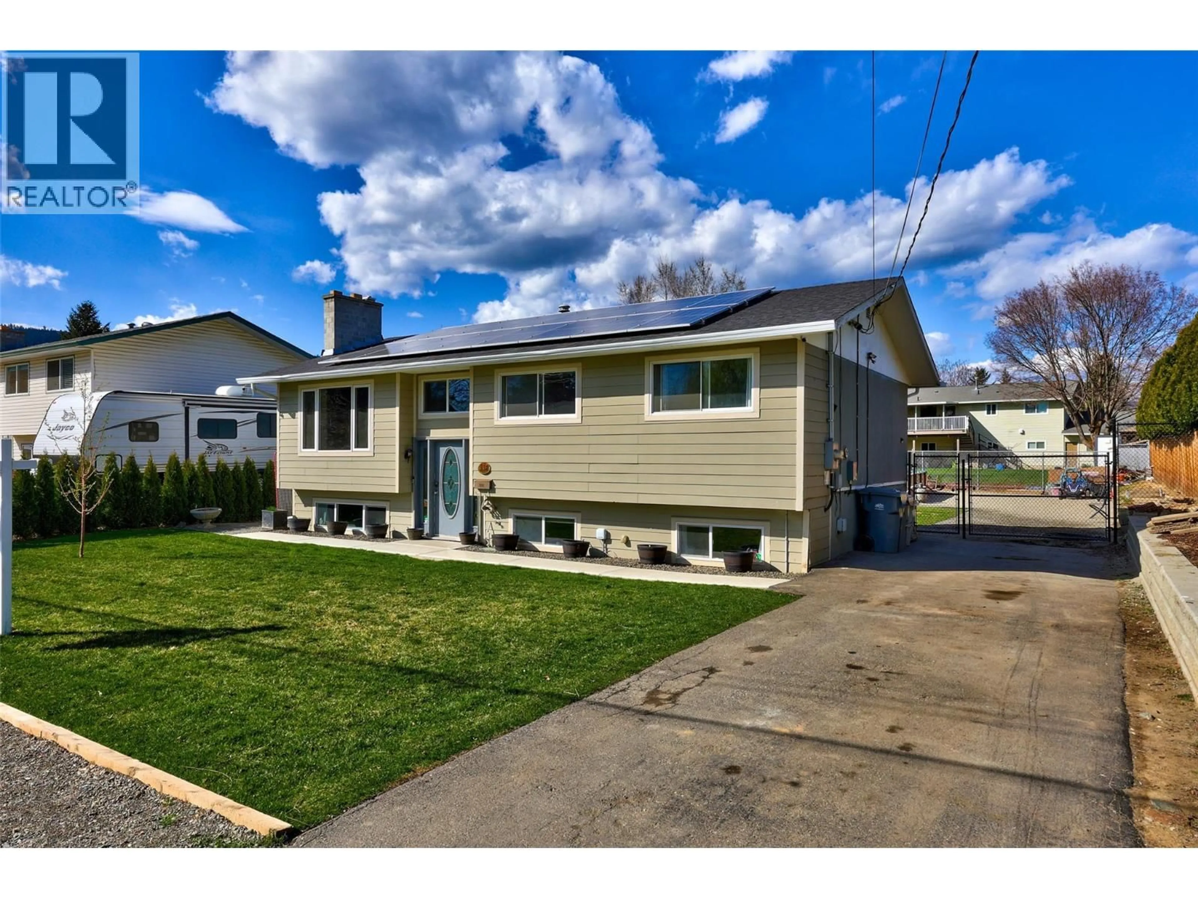 Home with vinyl exterior material, street for 332 CHETWYND DRIVE, Kamloops British Columbia V2H1L7