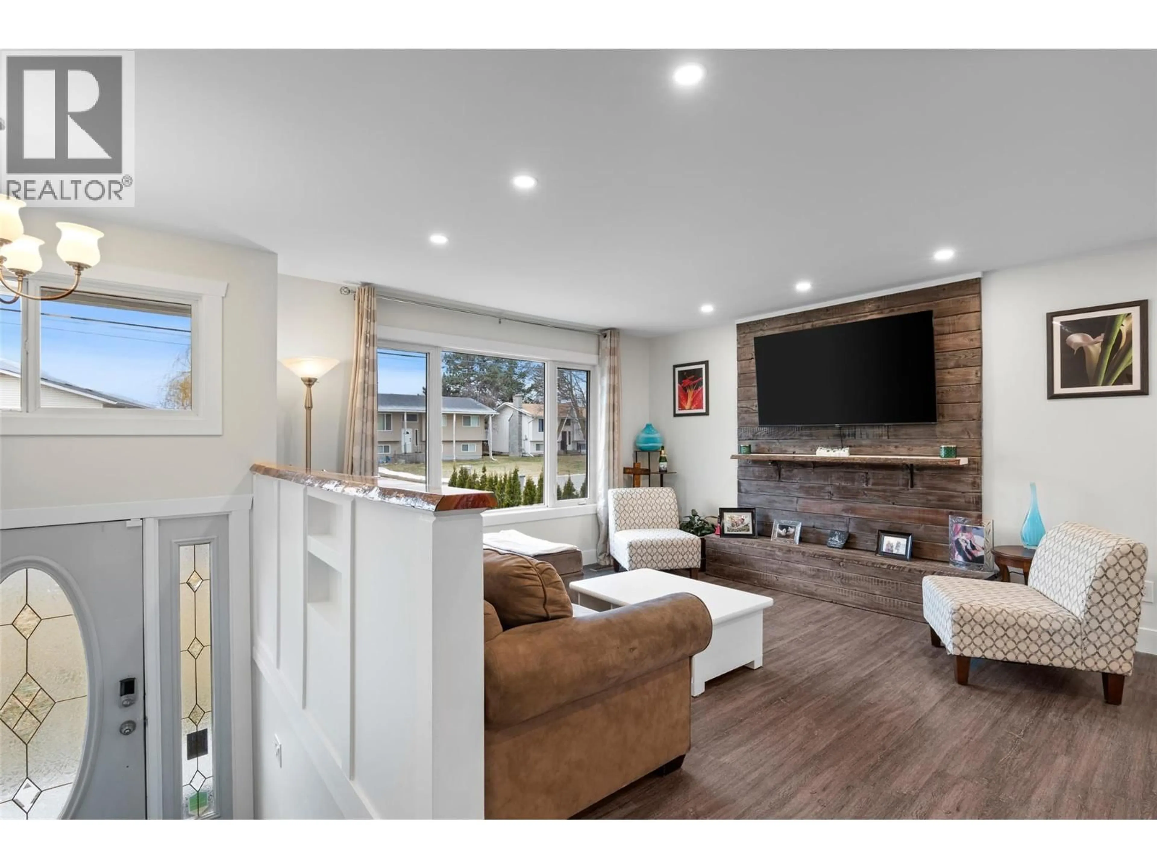 Living room with furniture, wood/laminate floor for 332 CHETWYND DRIVE, Kamloops British Columbia V2H1L7