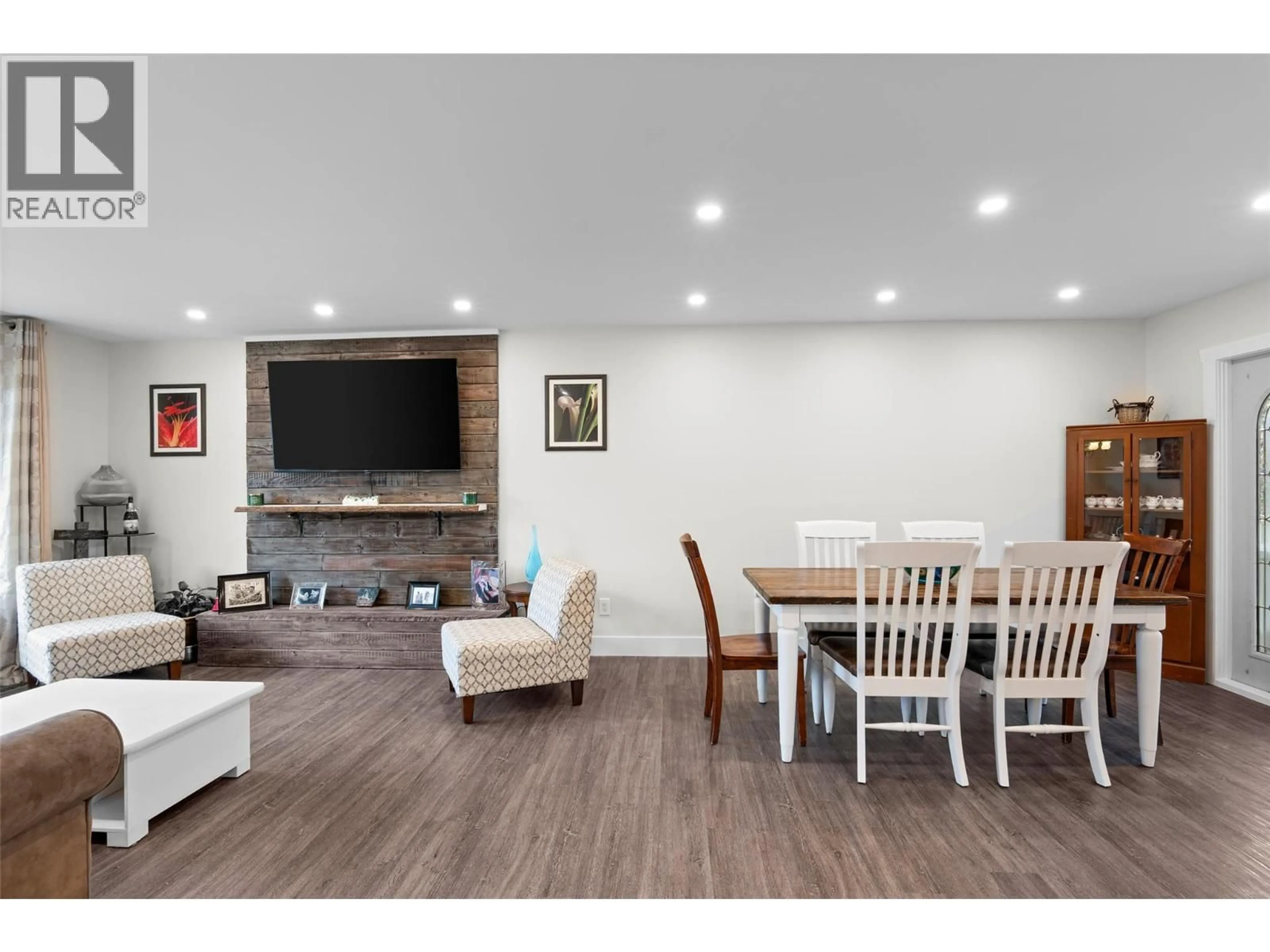 Living room with furniture, wood/laminate floor for 332 CHETWYND DRIVE, Kamloops British Columbia V2H1L7