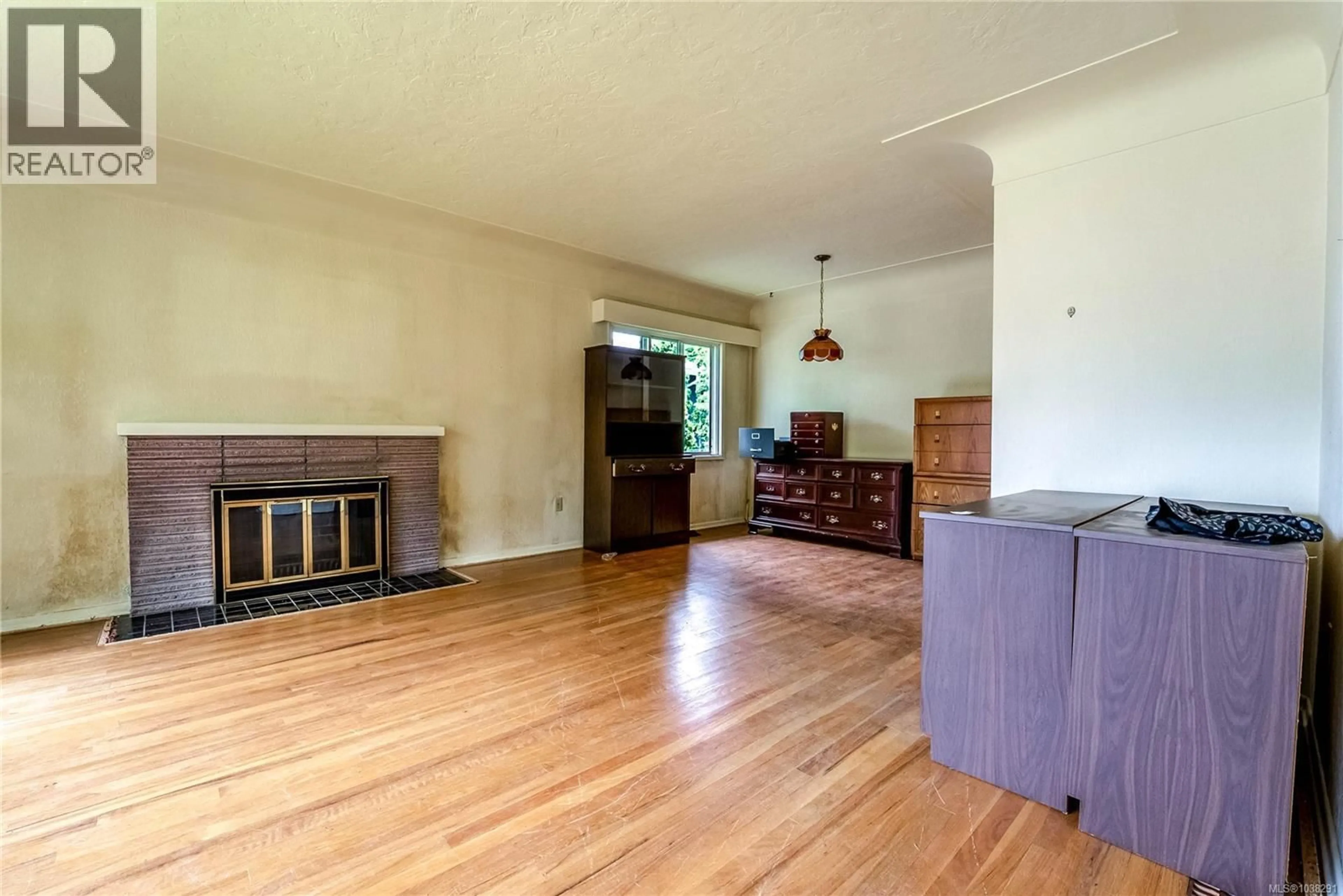 Living room with furniture, wood/laminate floor for 3205 ALDRIDGE STREET, Saanich British Columbia V8P4L7