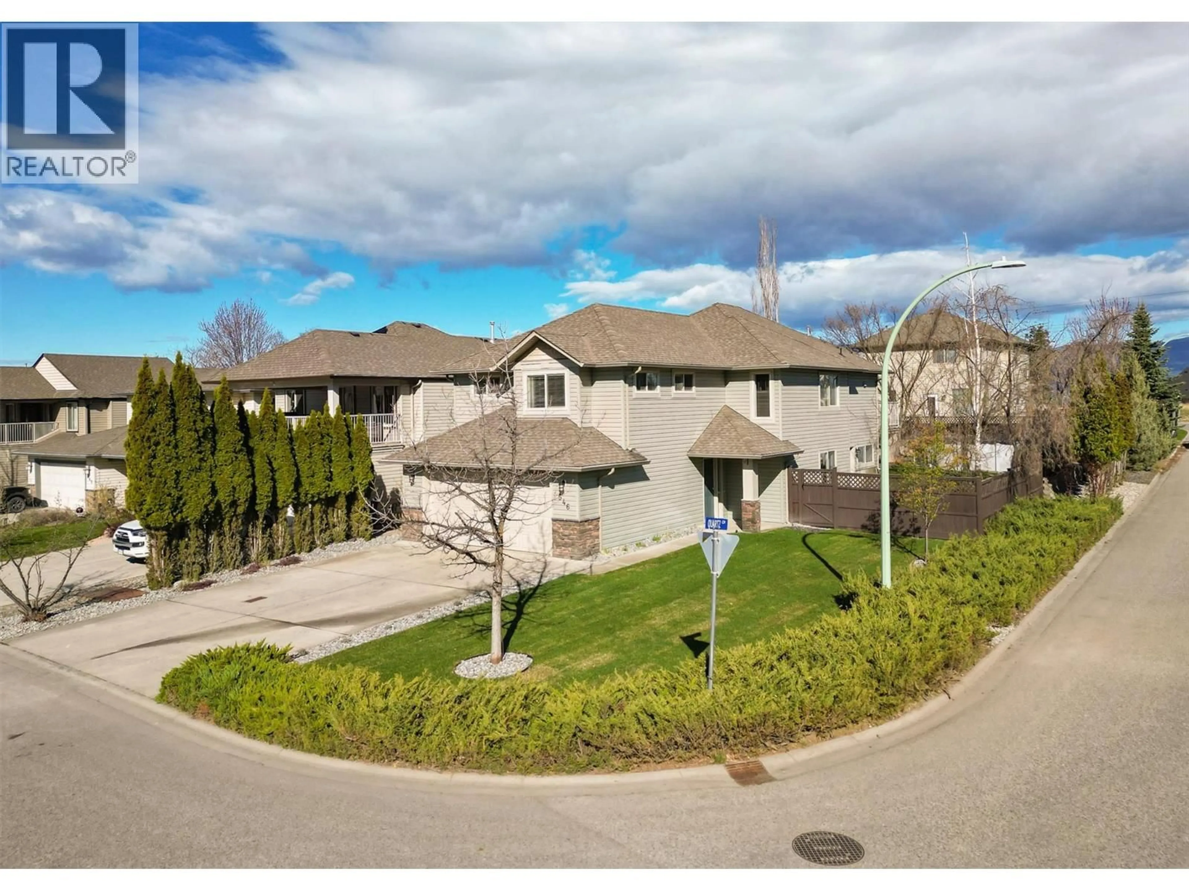 A pic from outside/outdoor area/front of a property/back of a property/a pic from drone, street for 546 SOUTH CREST DRIVE, Kelowna British Columbia V1W4W8