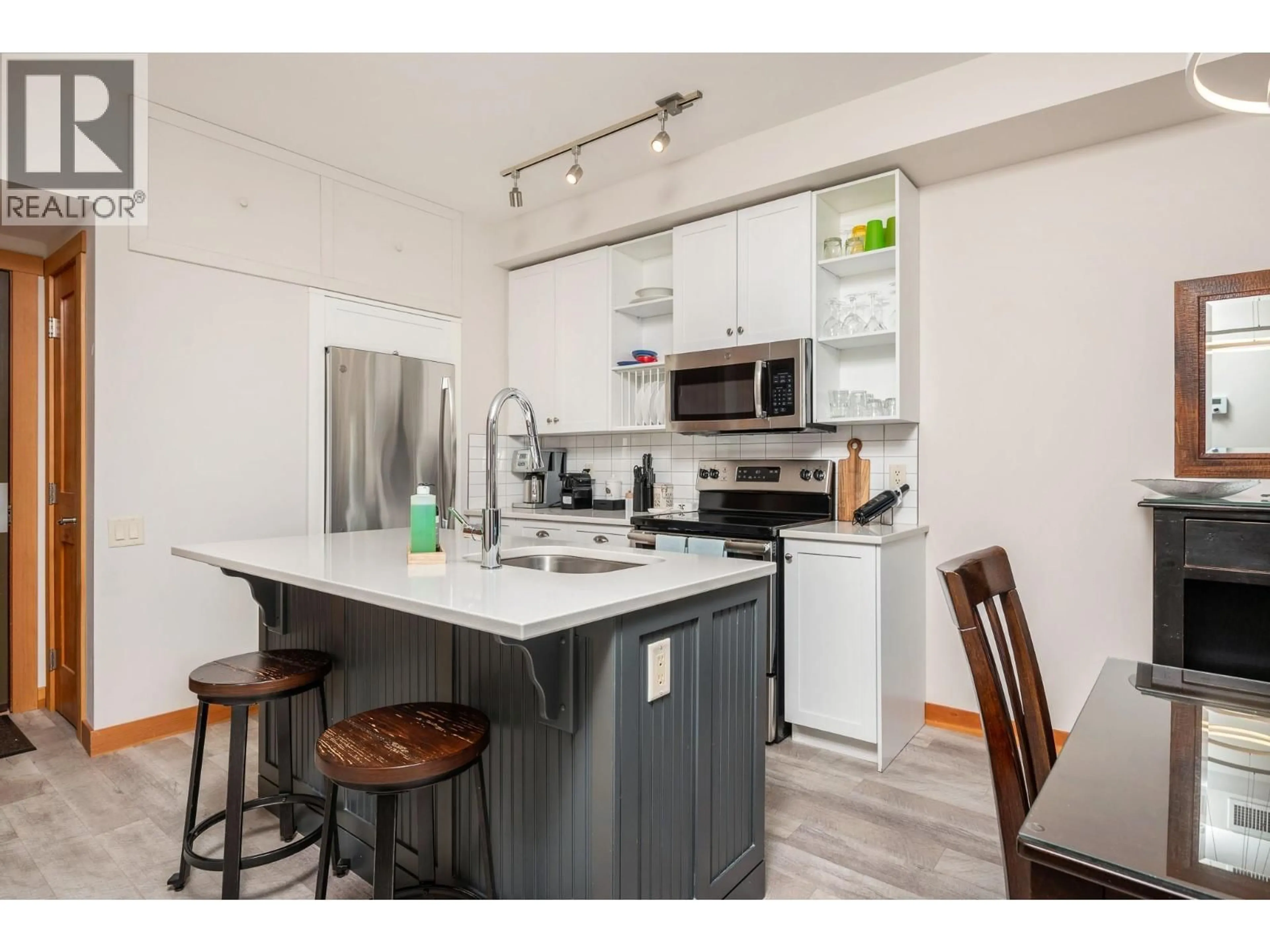 Open concept kitchen, wood/laminate floor for 132 - 101 VILLAGE CENTRE COURT, Vernon British Columbia V1H1Y8