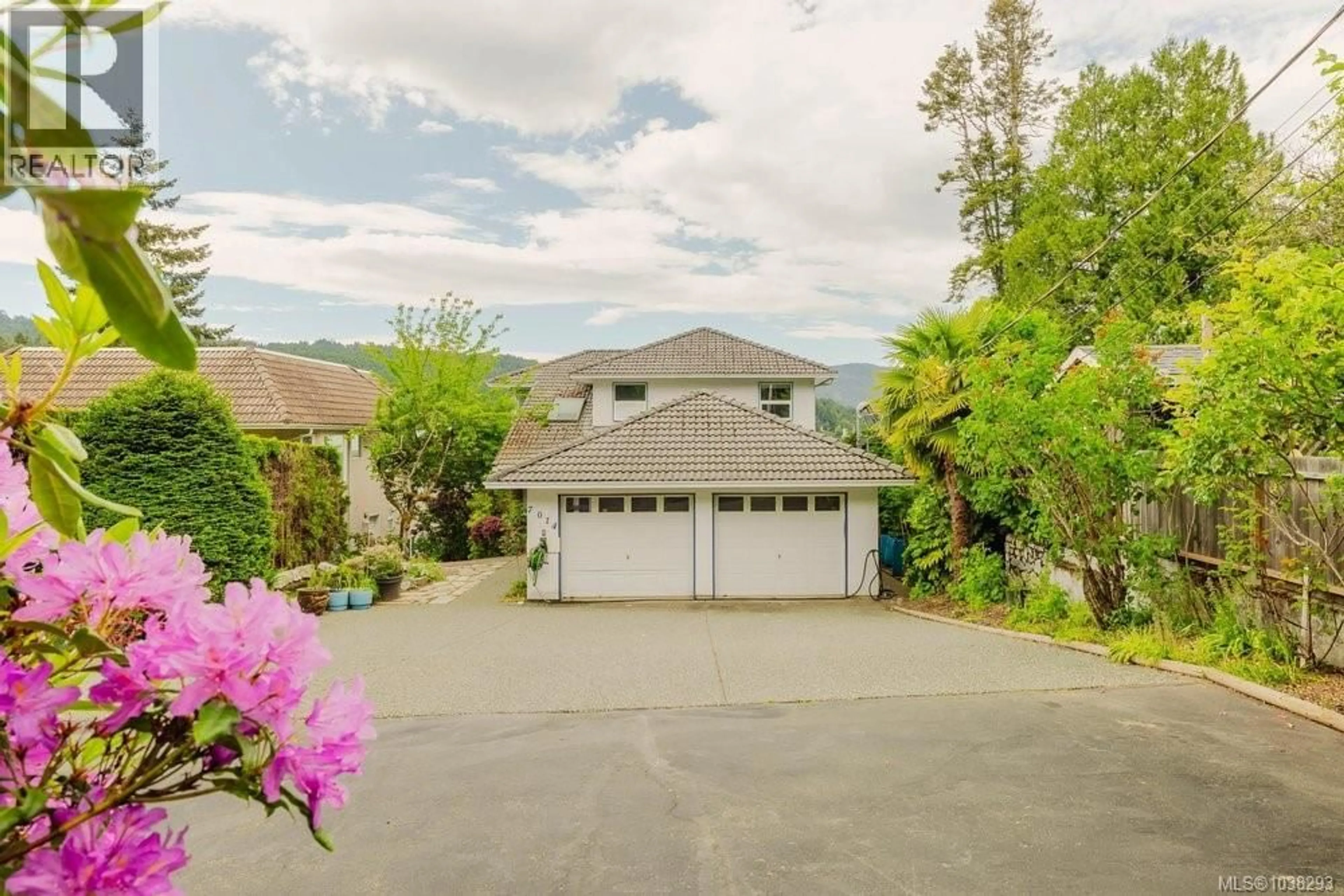 A pic from outside/outdoor area/front of a property/back of a property/a pic from drone, unknown for 7014 BRENTWOOD DRIVE, Central Saanich British Columbia V8M1B4